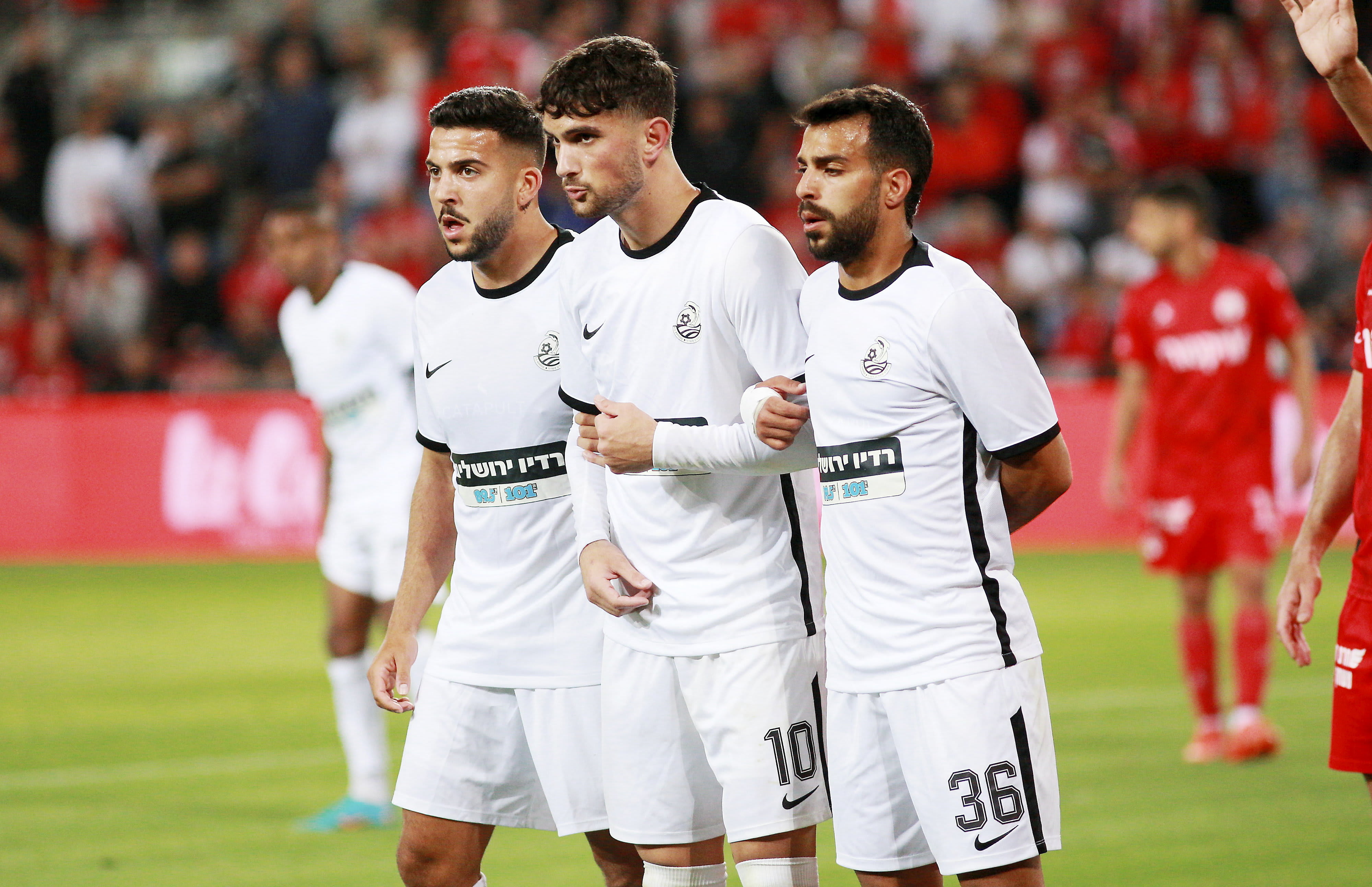 אלעד שחף (מימין), מוחמד כנעאן, שלו הרוש שחקני מ.ס. אשדוד בחומה