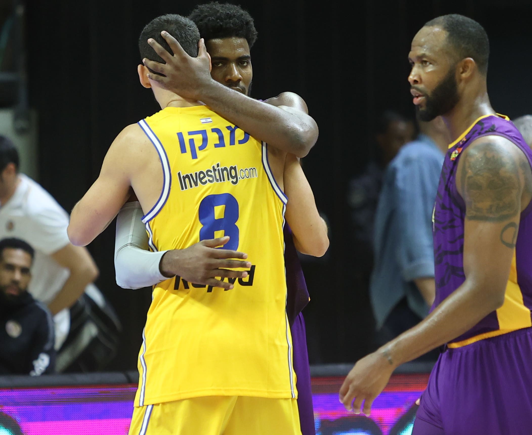 שחקן הפועל חולון שון דאוסון עם שחקן מכבי תל אביב רפי מנקו