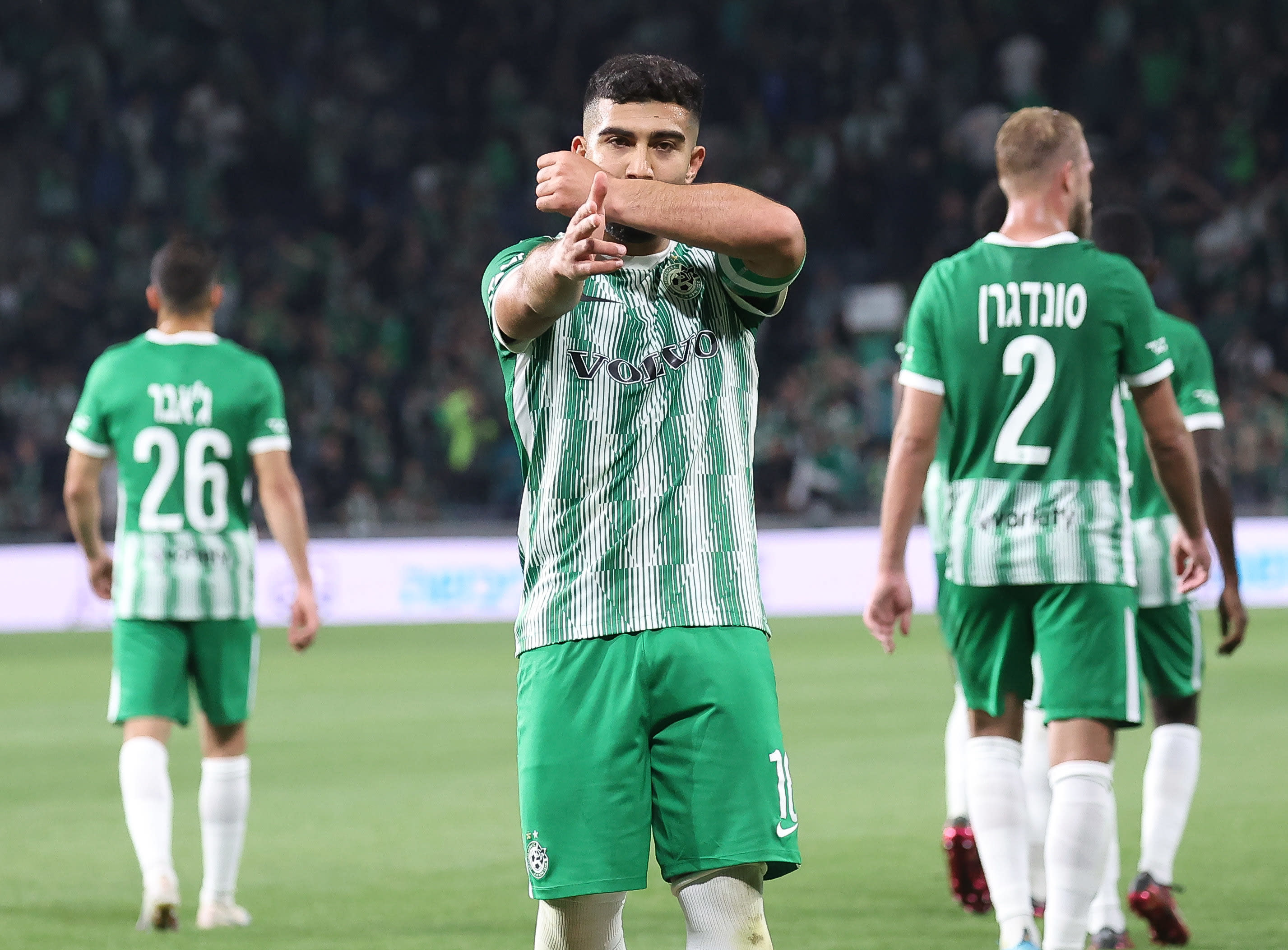 מוחמד אבו פאני שחקן מכבי חיפה חוגג שער