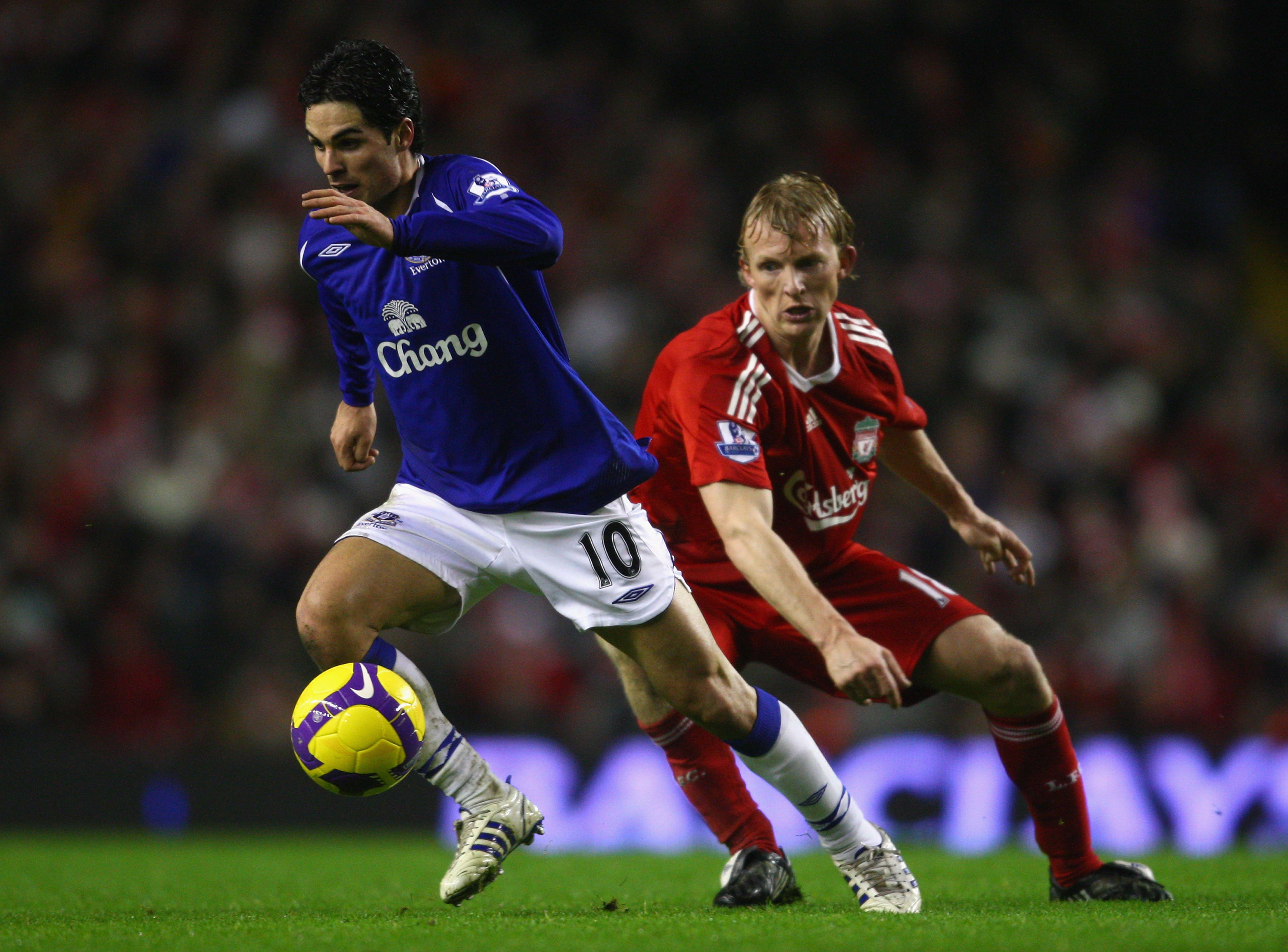 מיקל ארטטה במדי אברטון, נגד דירק קאוט, שחקן ליברפול בשנת 2009