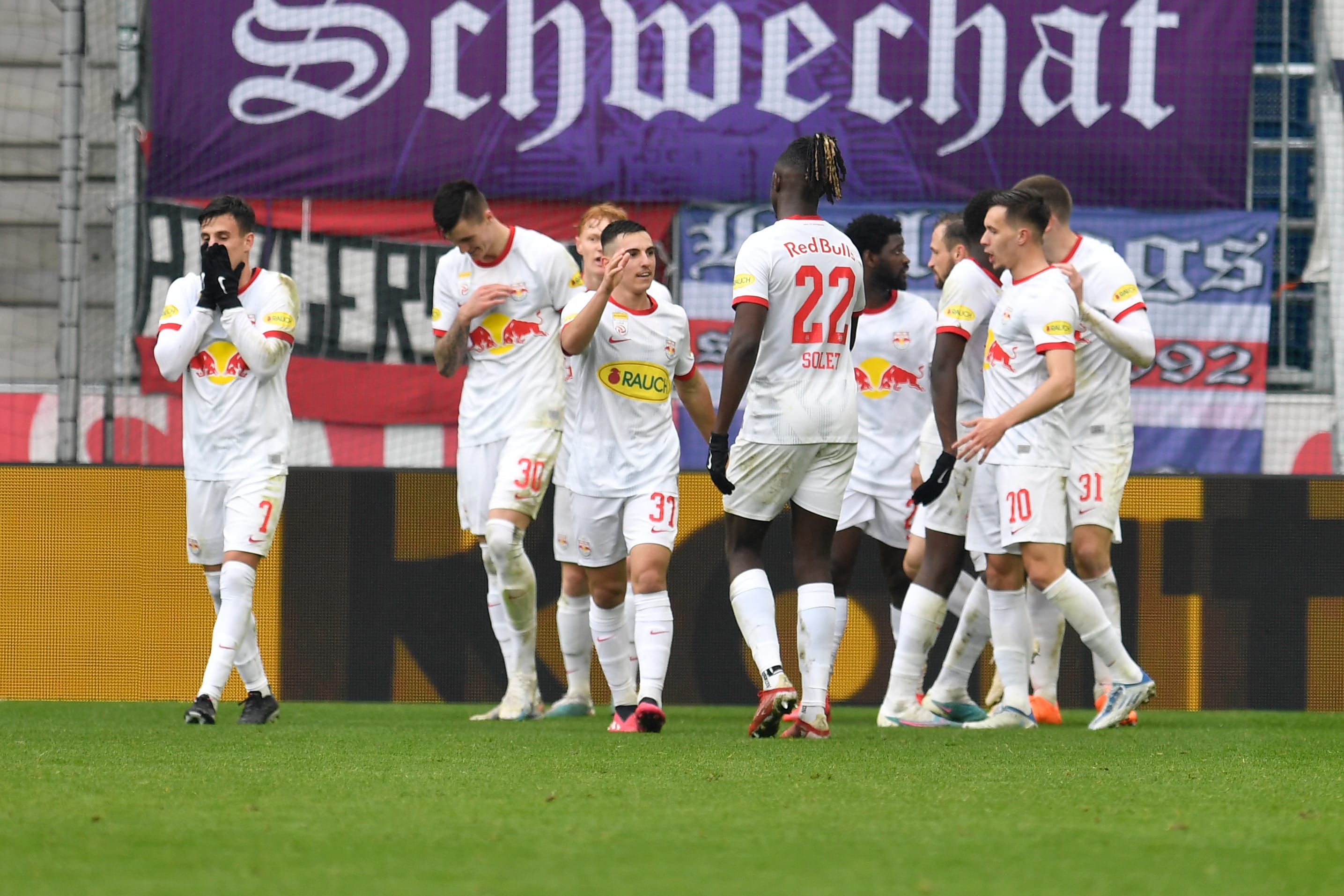 שחקני רד בול זלצבורג חוגגים עם אוסקר גלוך