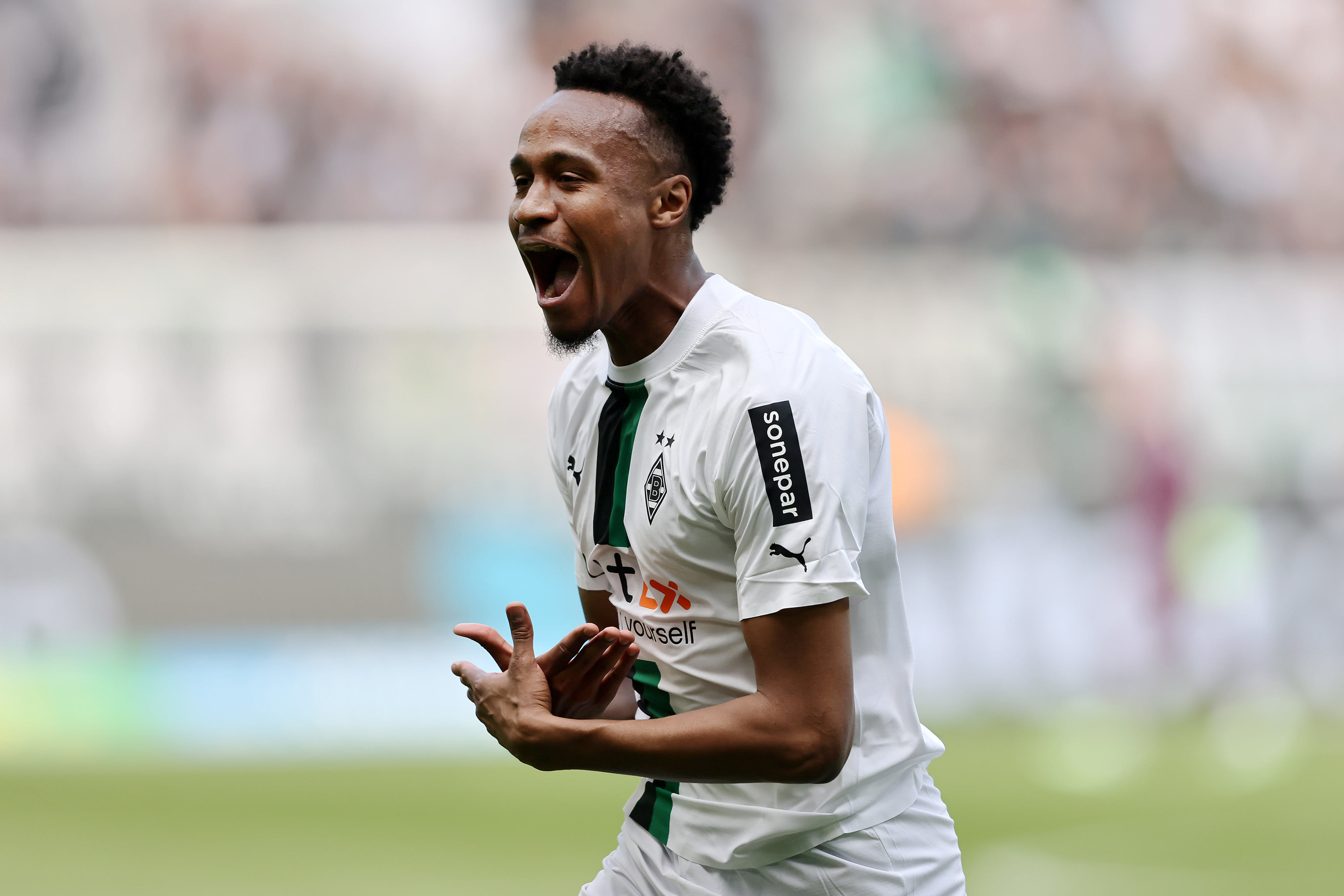 נתן אנגומו שחקן בורוסיה מנשנגלדבאך חוגג שער