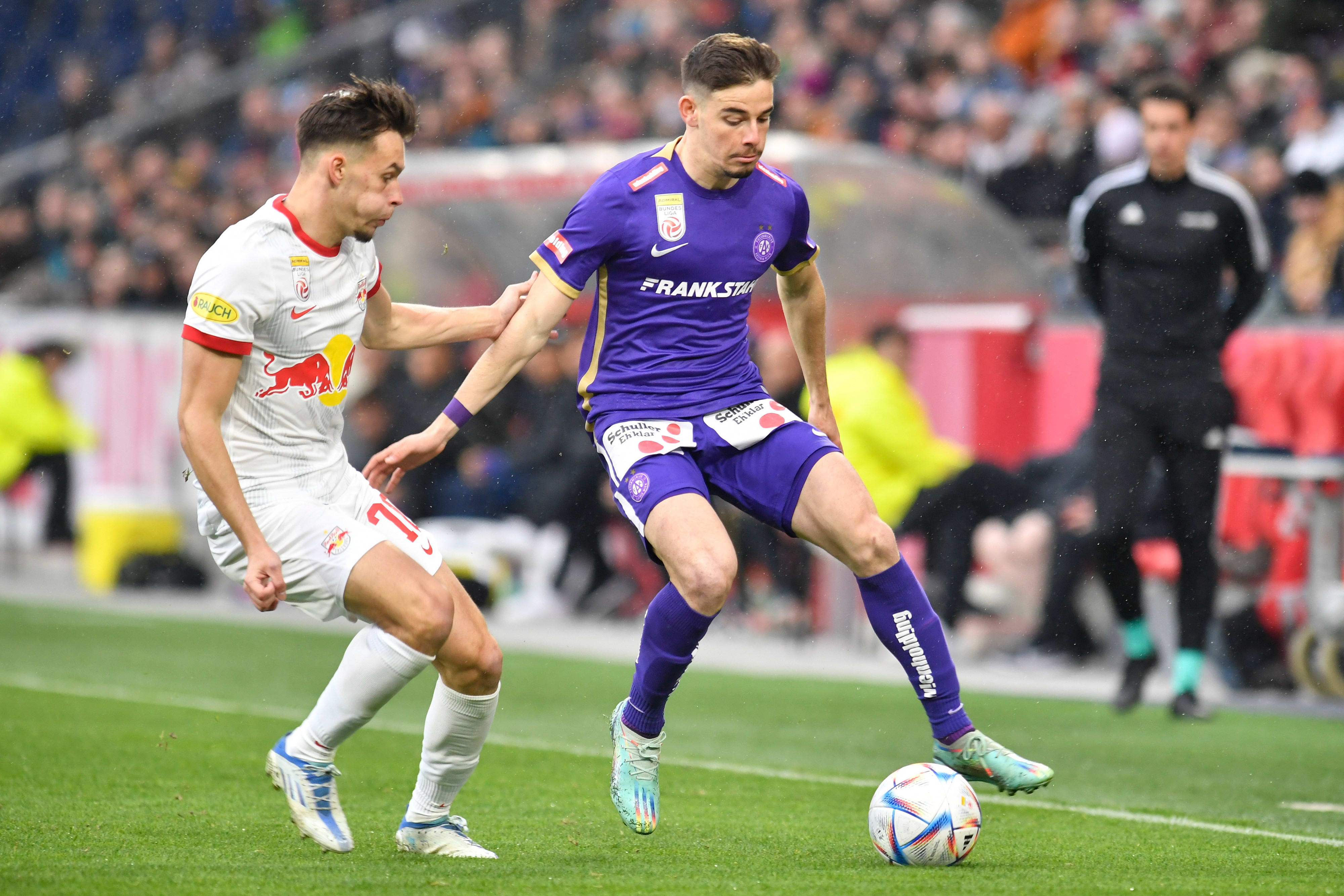 דורון ליידנר שחקן אוסטריה וינה לפני עמאר דדיץ' שחקן רד בול זלצבורג