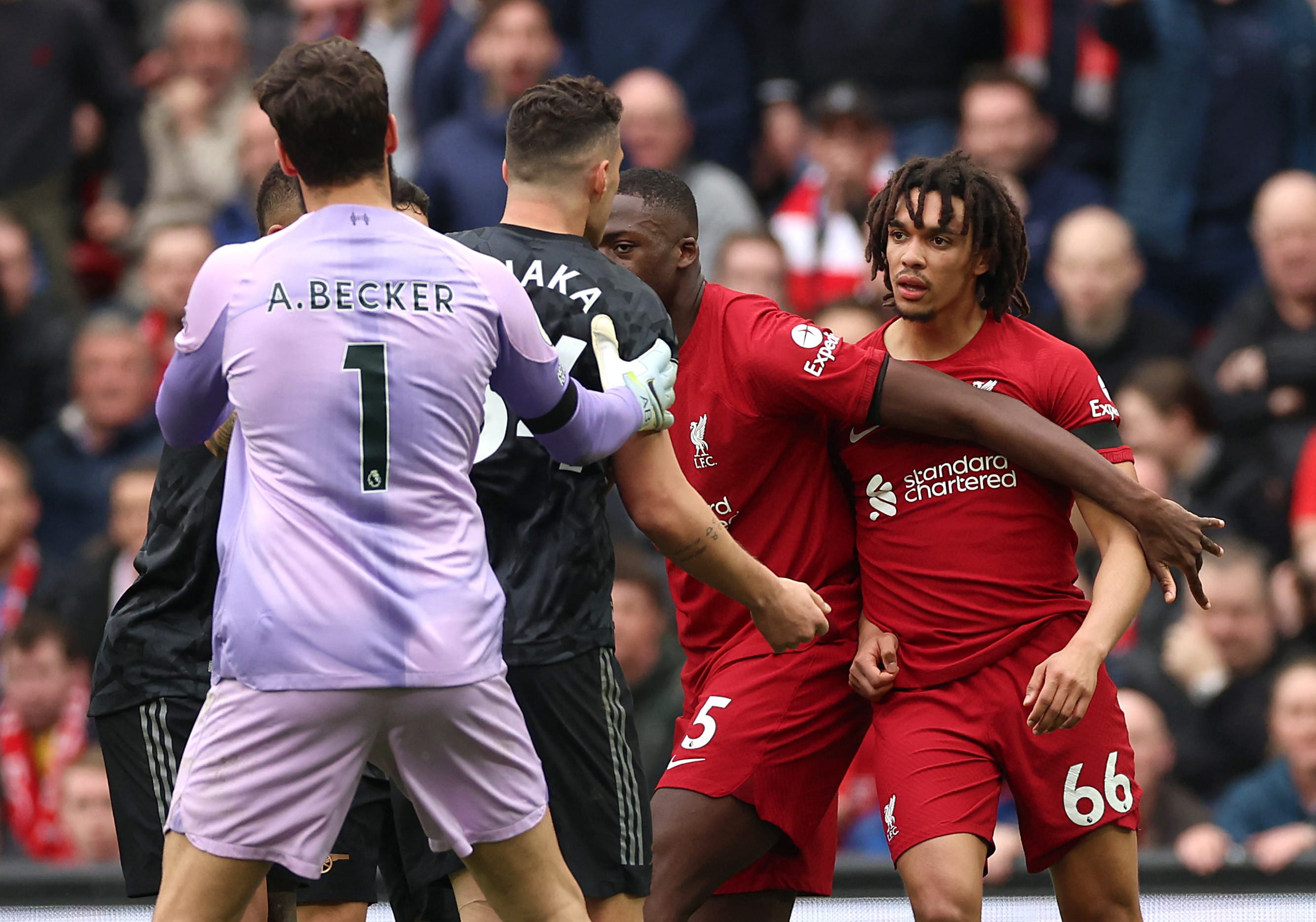 טרנט אלכסנדר-ארנולד שחקן ליברפול בעימות עם גרניט ג'אקה שחקן ארסנל