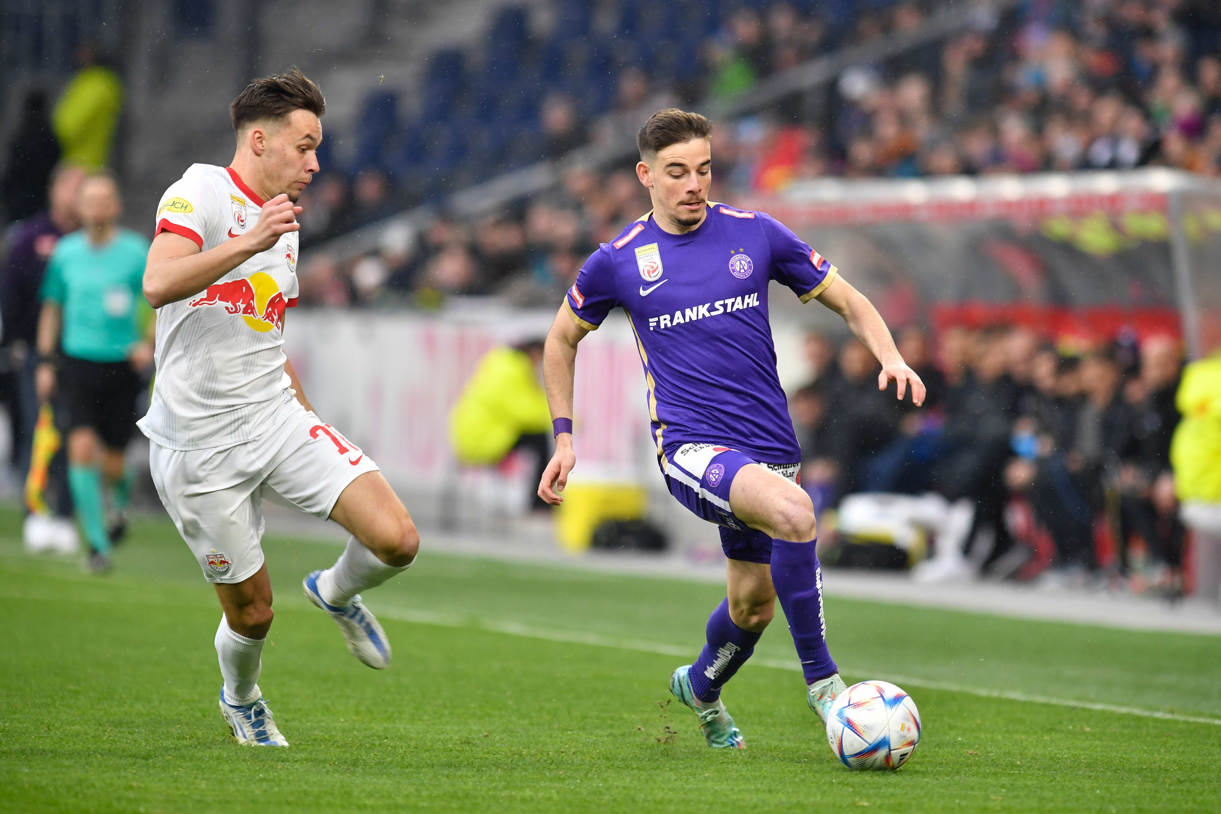 דורון ליידנר שחקן אוסטריה וינה לפני עמאר דדיץ' שחקן רד בול זלצבורג