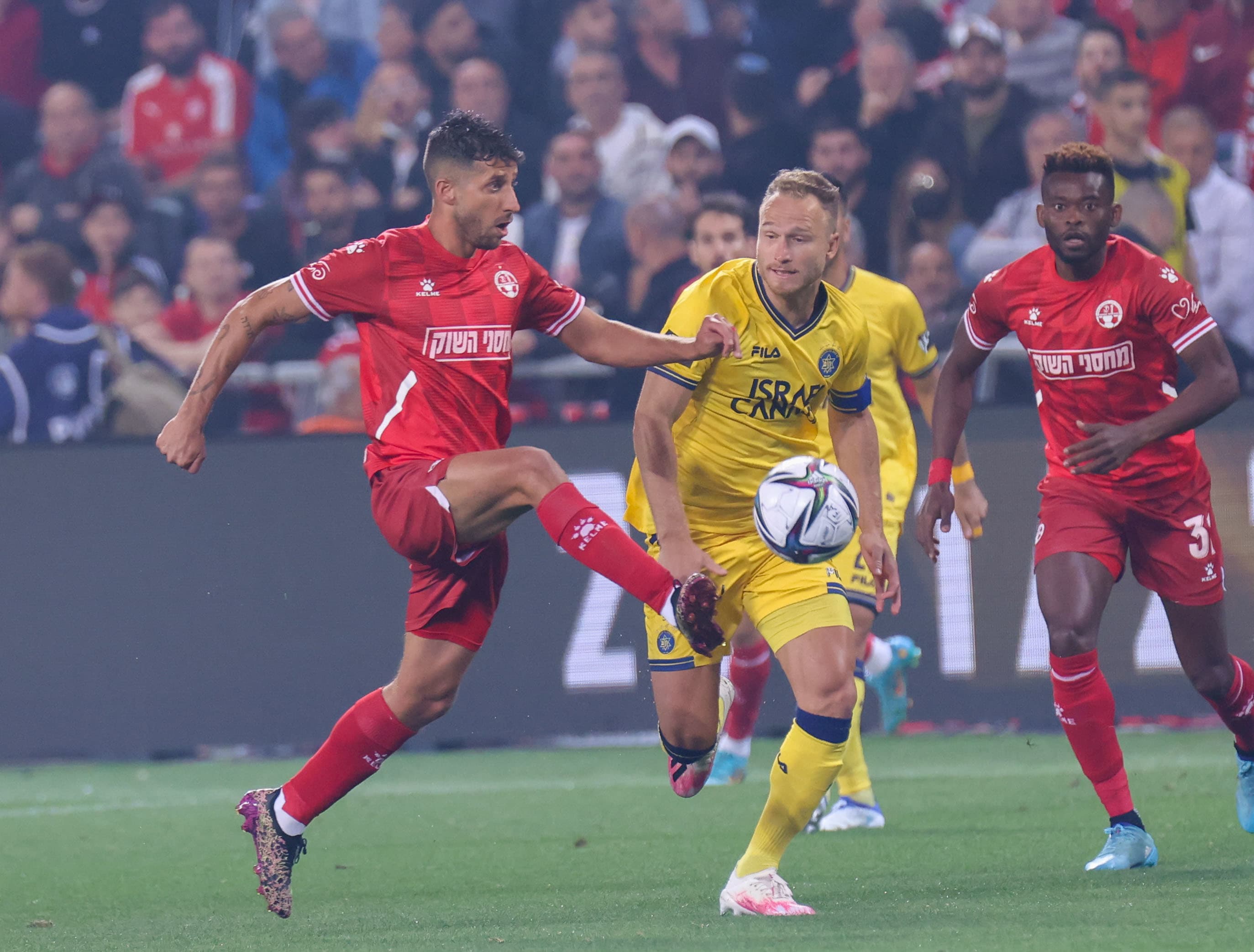 דור מיכה שחקן הפועל באר שבע מול דן גלזר שחקן מכבי תל אביב