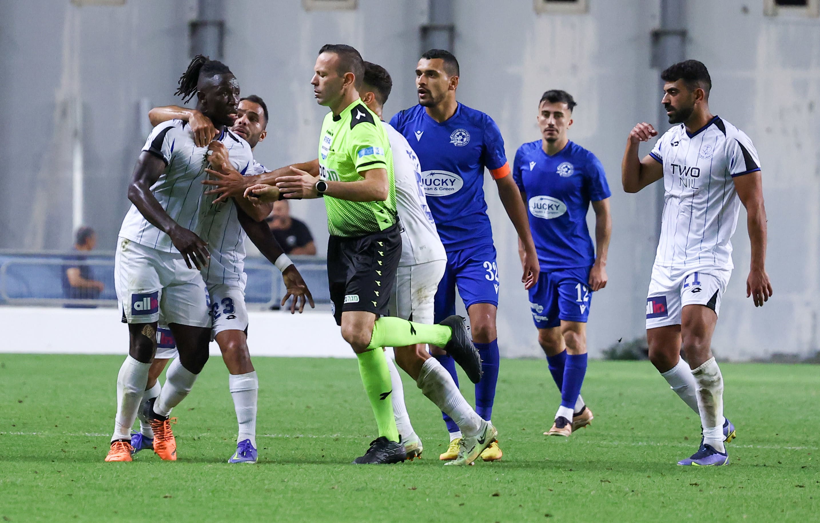 ג'ימי אלכסיס שחקן הפועל פתח תקוה משתולל מול השופט אוראל גרינפלד