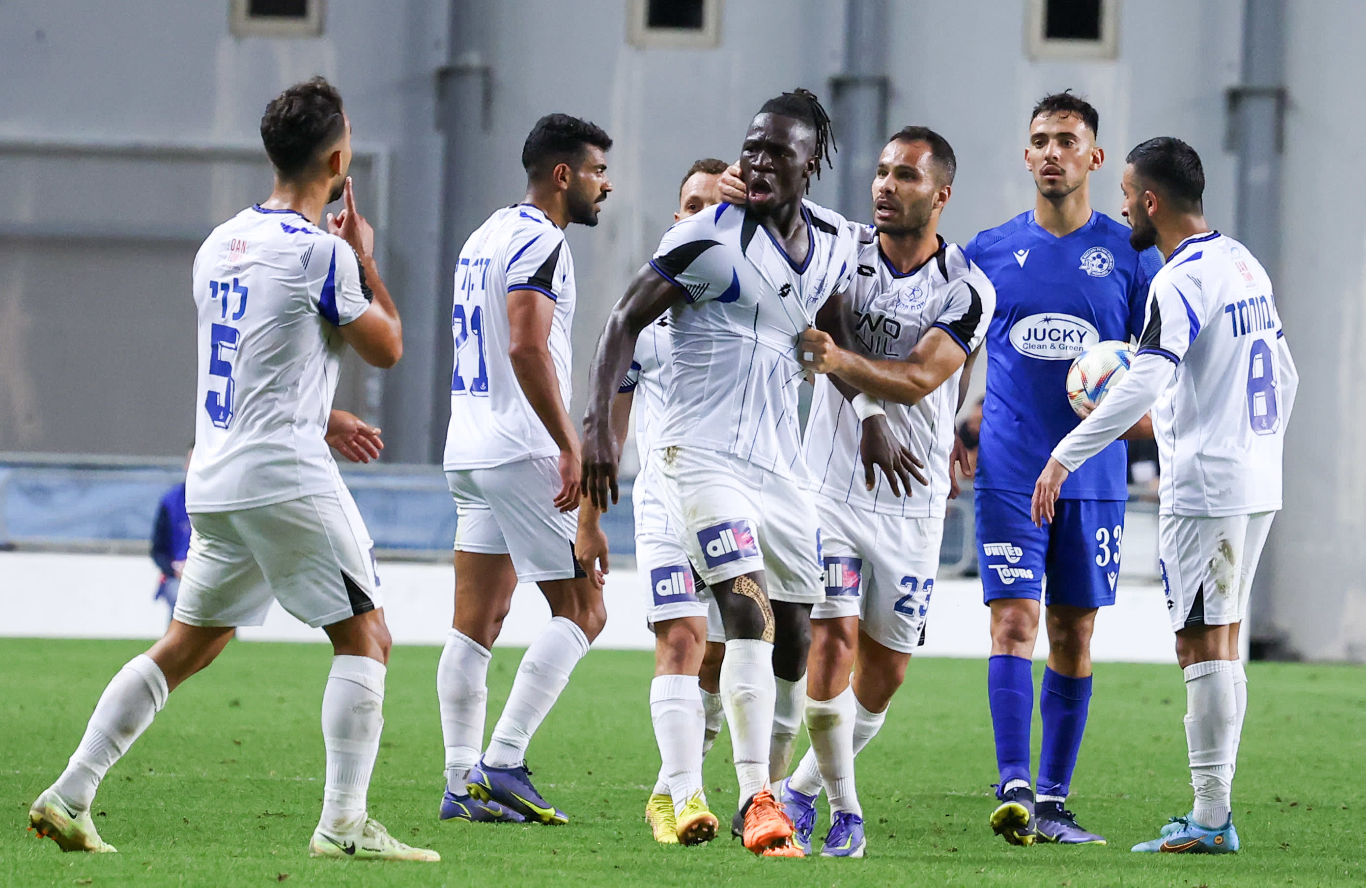 ג'ימי אלכסיס שחקן הפועל פתח תקוה משתולל, דרור ניר מרגיע אותו