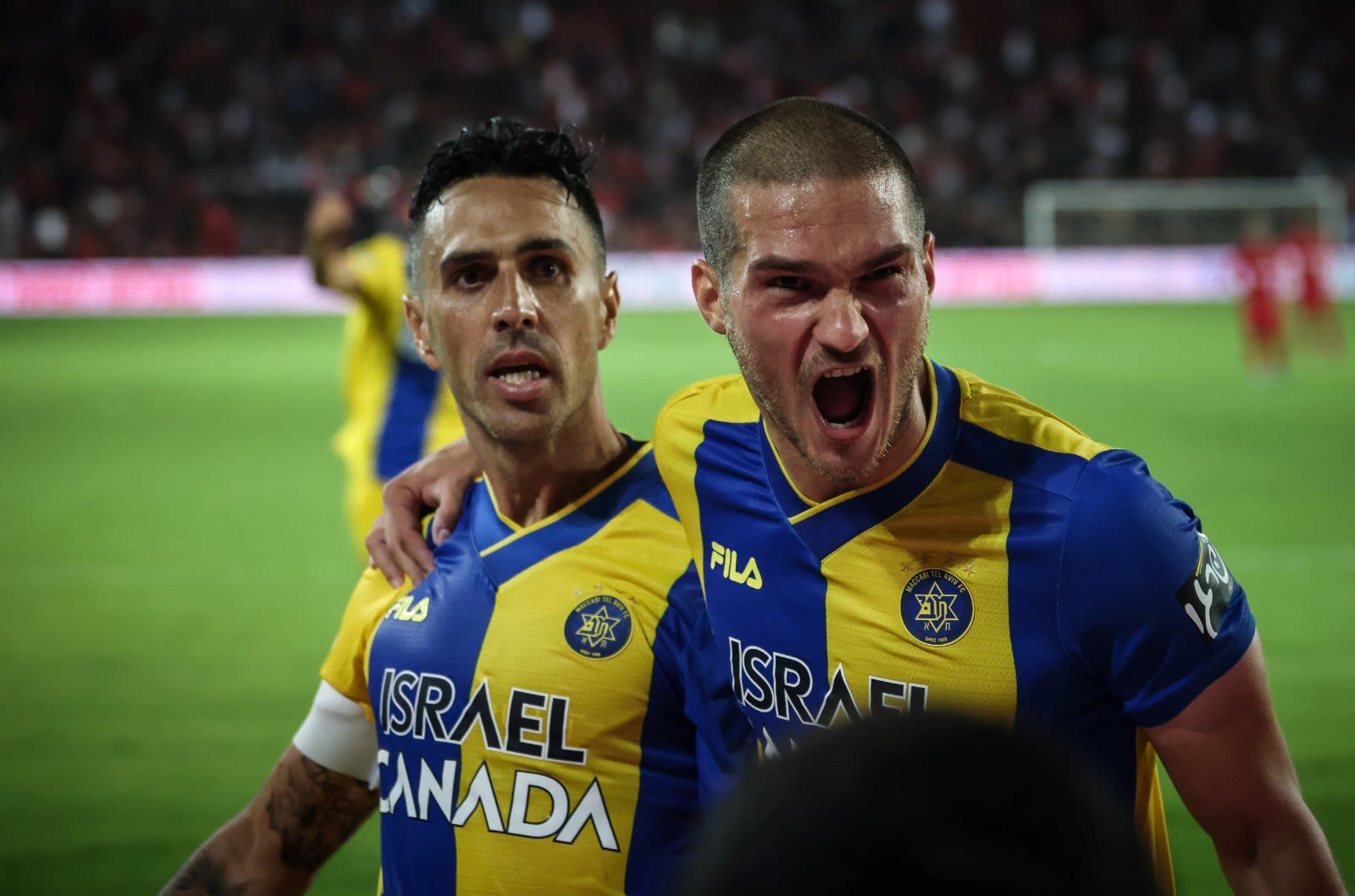 ג'ורג'ה יובאנוביץ' עם ערן זהבי שחקני מכבי תל אביב חוגגים