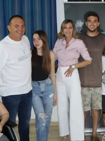 כדורגלן העבר ניני עשור עם אשתו כנרת וילדיו: מעיין, סהר