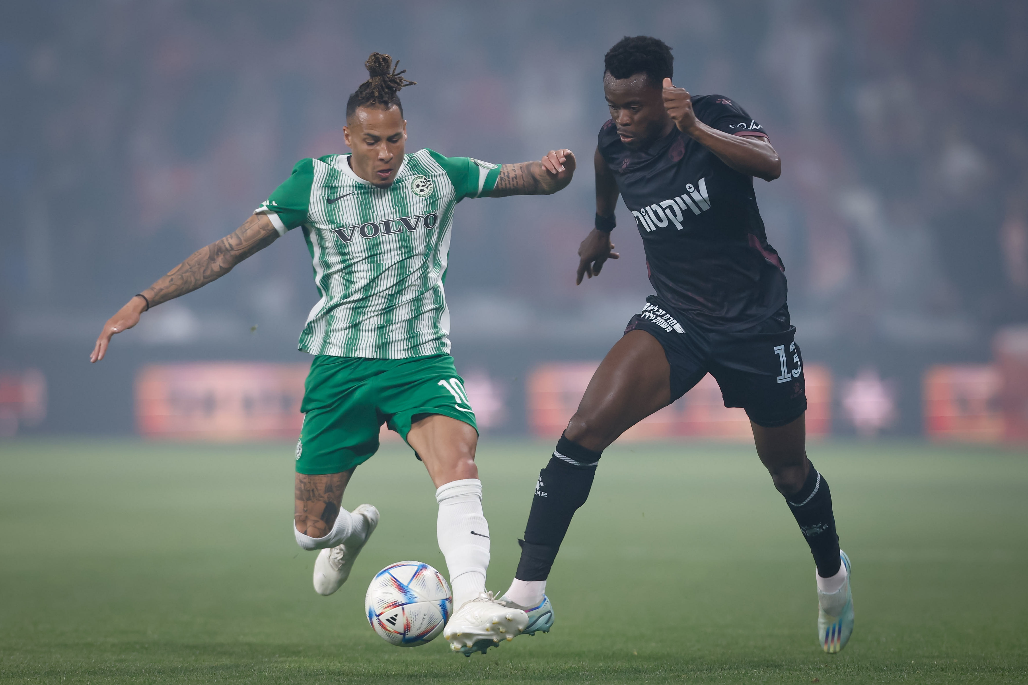 יוג'ין אנסה שחקן הפועל באר שבע מול צ'ארון שרי שחקן מכבי חיפה