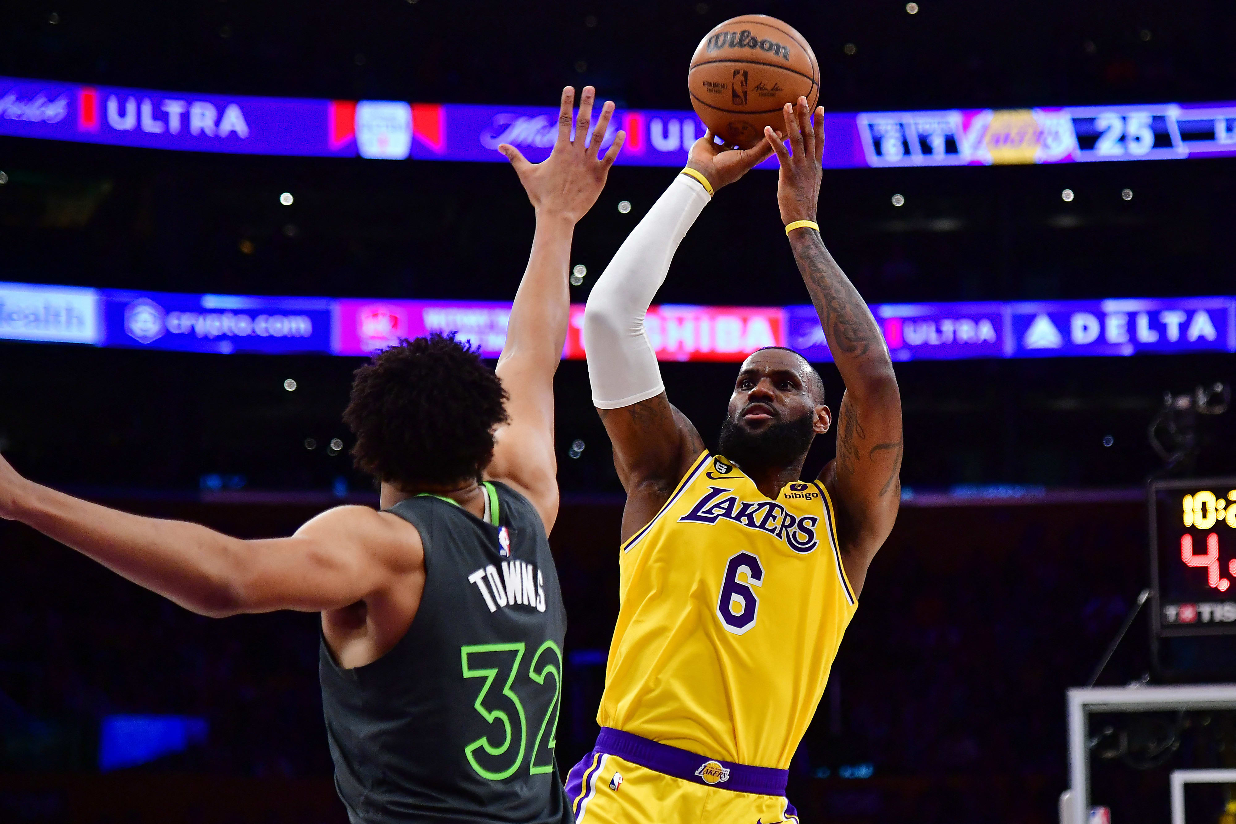 שחקן לוס אנג'לס לייקרס לברון ג'יימס מעל שחקן מינסוטה טימברוולבס קארל אנתוני טאונס