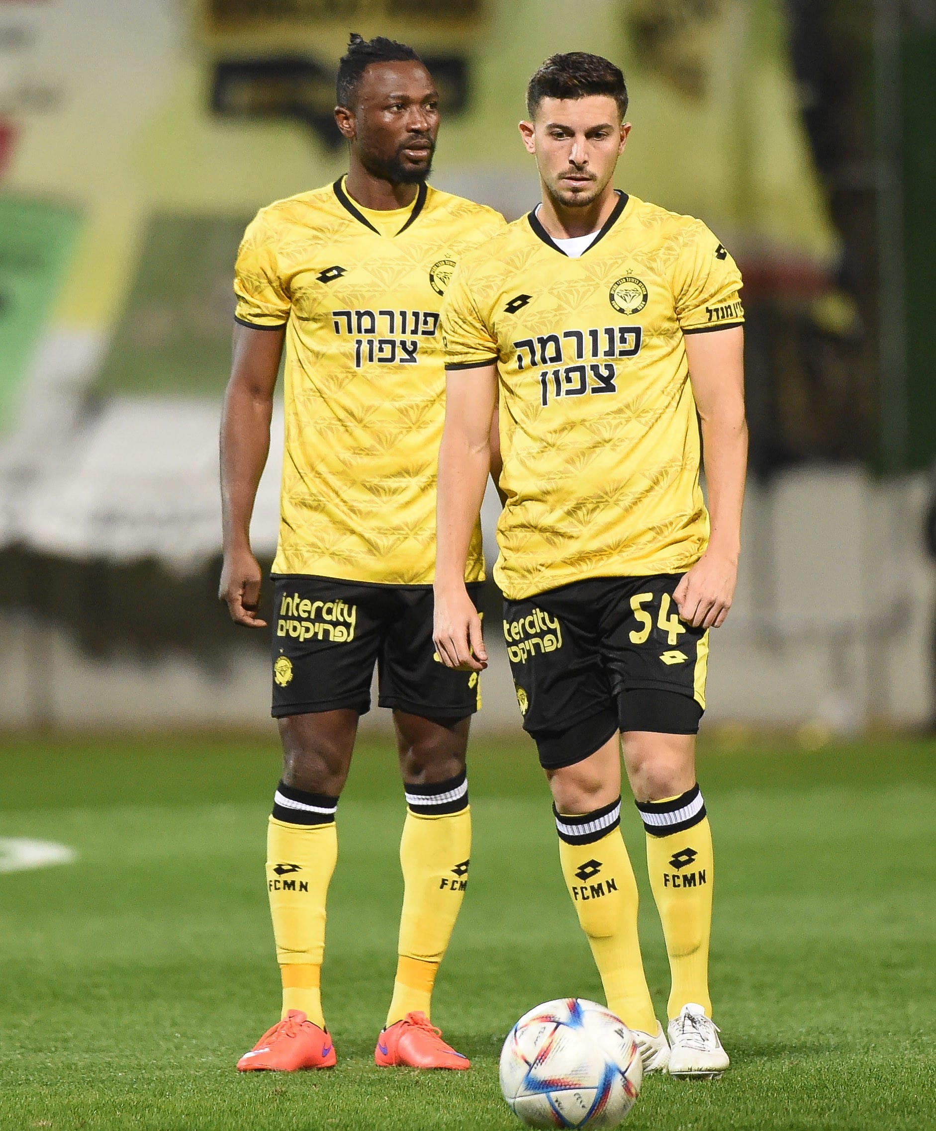 לירן רוטמן עם פטריק טוומאסי שחקני מכבי נתניה