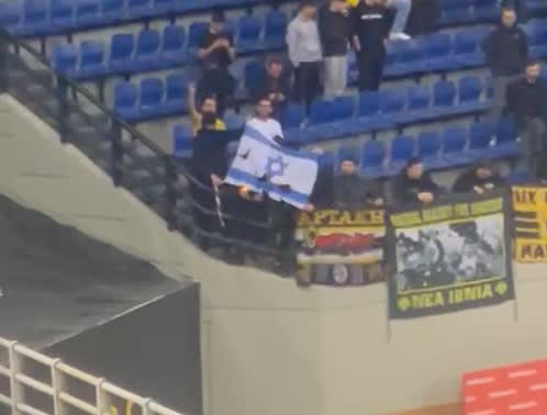 דגל ישראל נשרף ביציע אוהדי א.א.ק