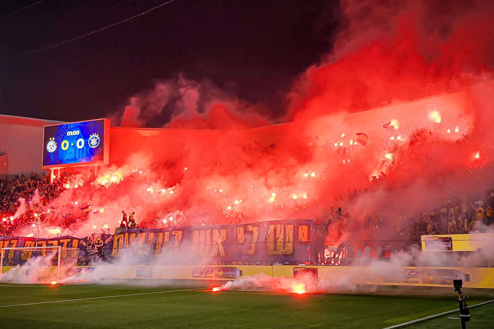 אבוקות ביציע אוהדי מכבי תל אביב