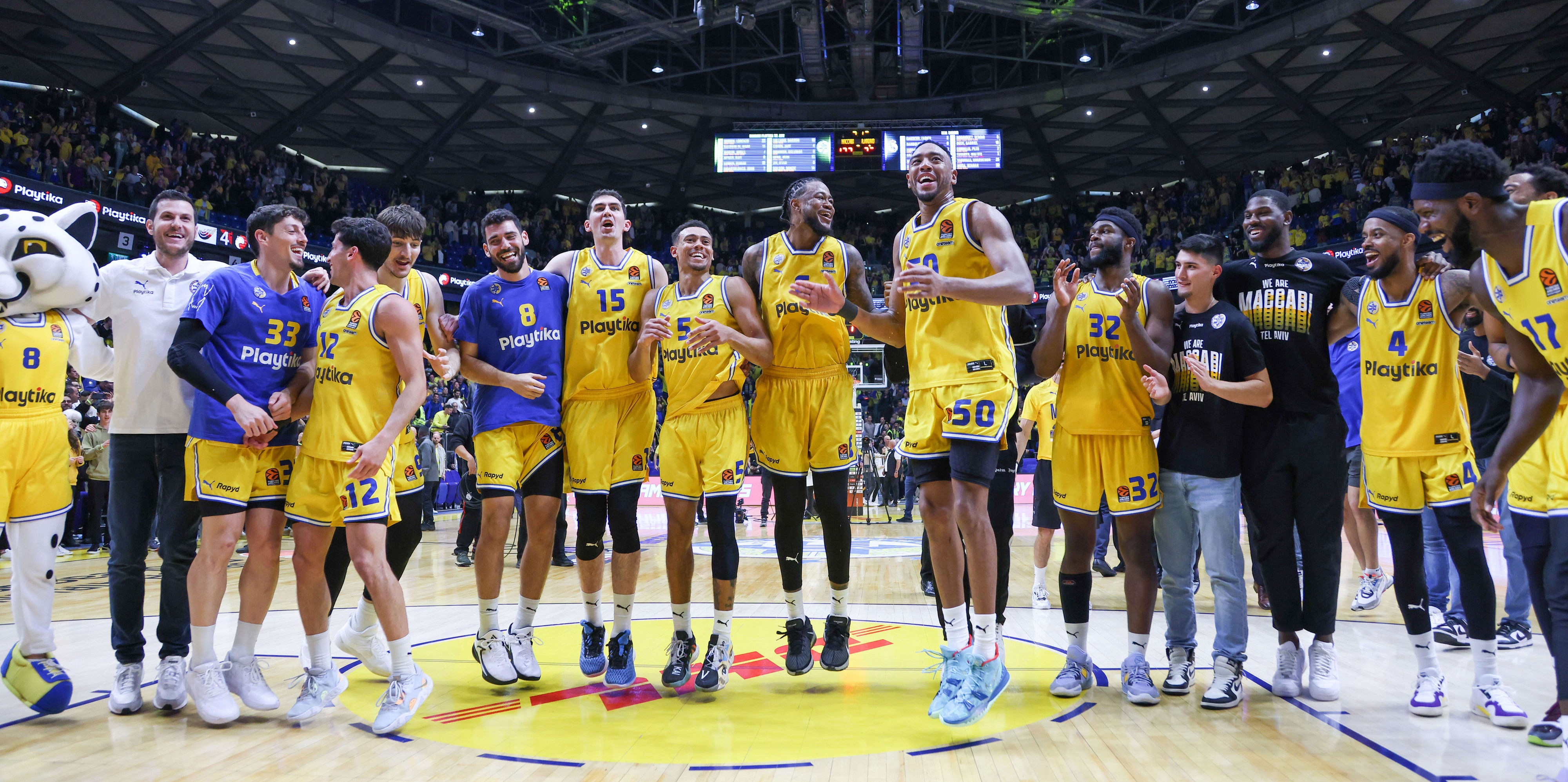 שחקני מכבי תל אביב חוגגים