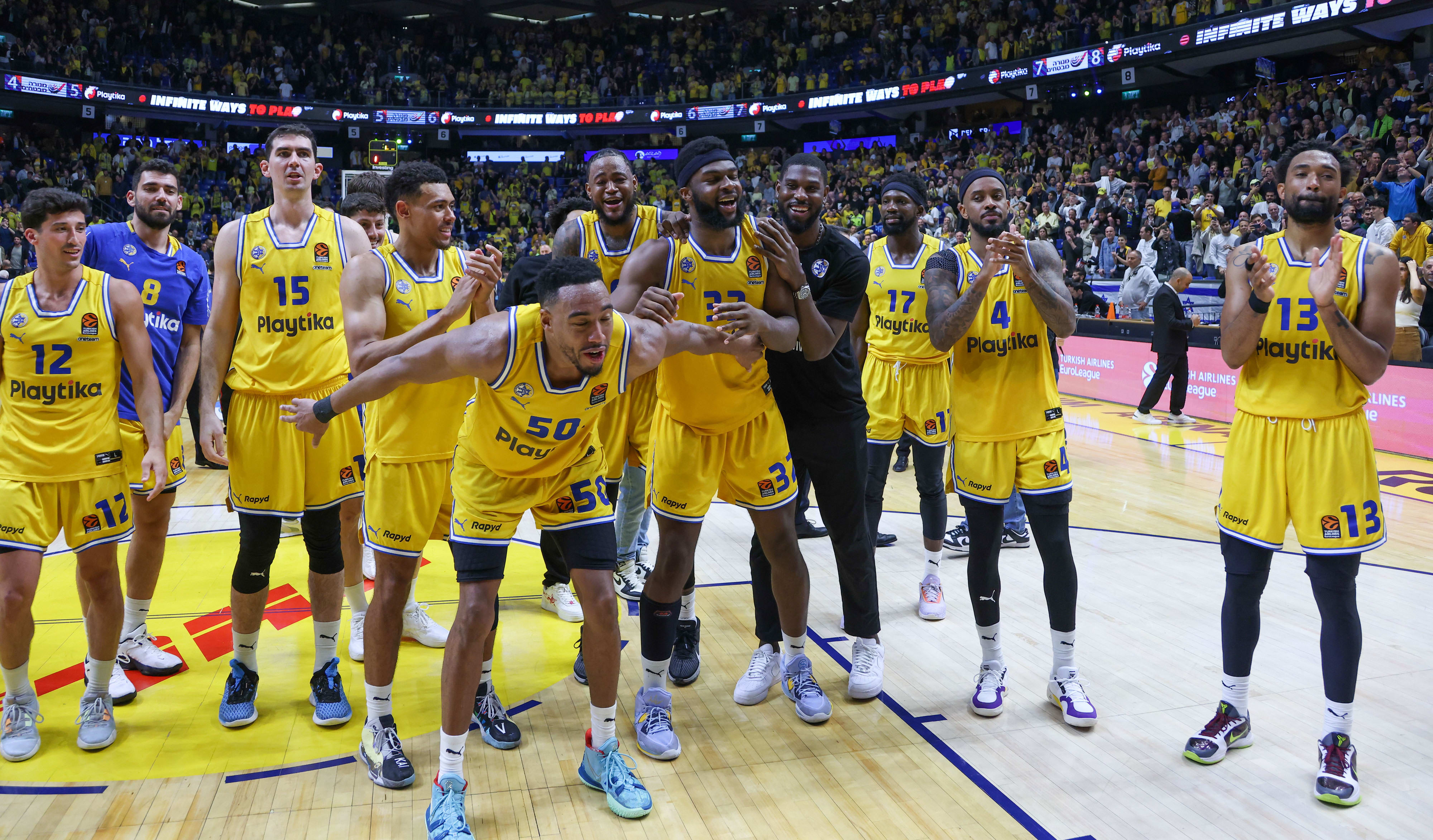 שחקני מכבי תל אביב חוגגים