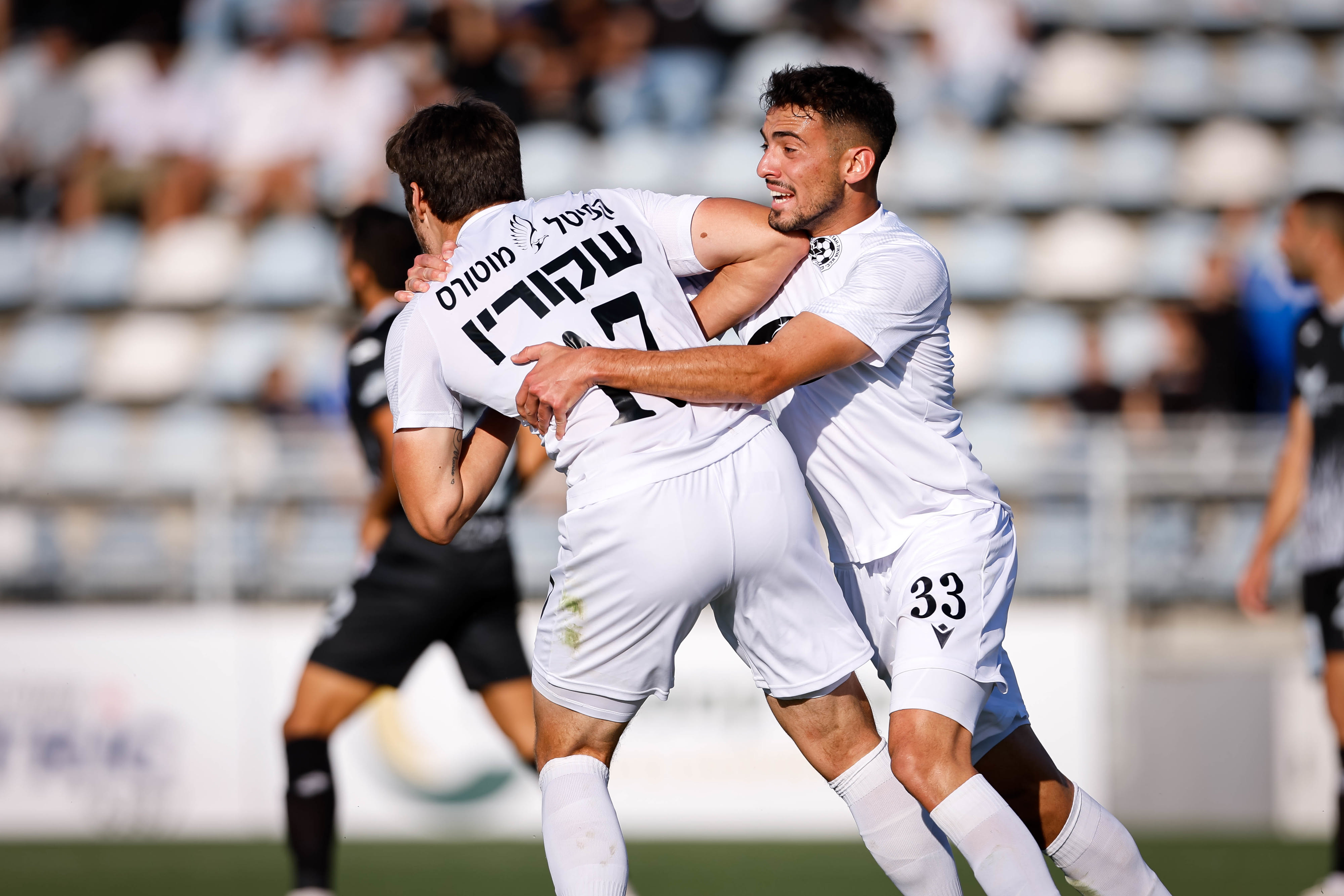 שחקן מכבי פתח תקוה מאור לוי חוגג עם איליה שקורין