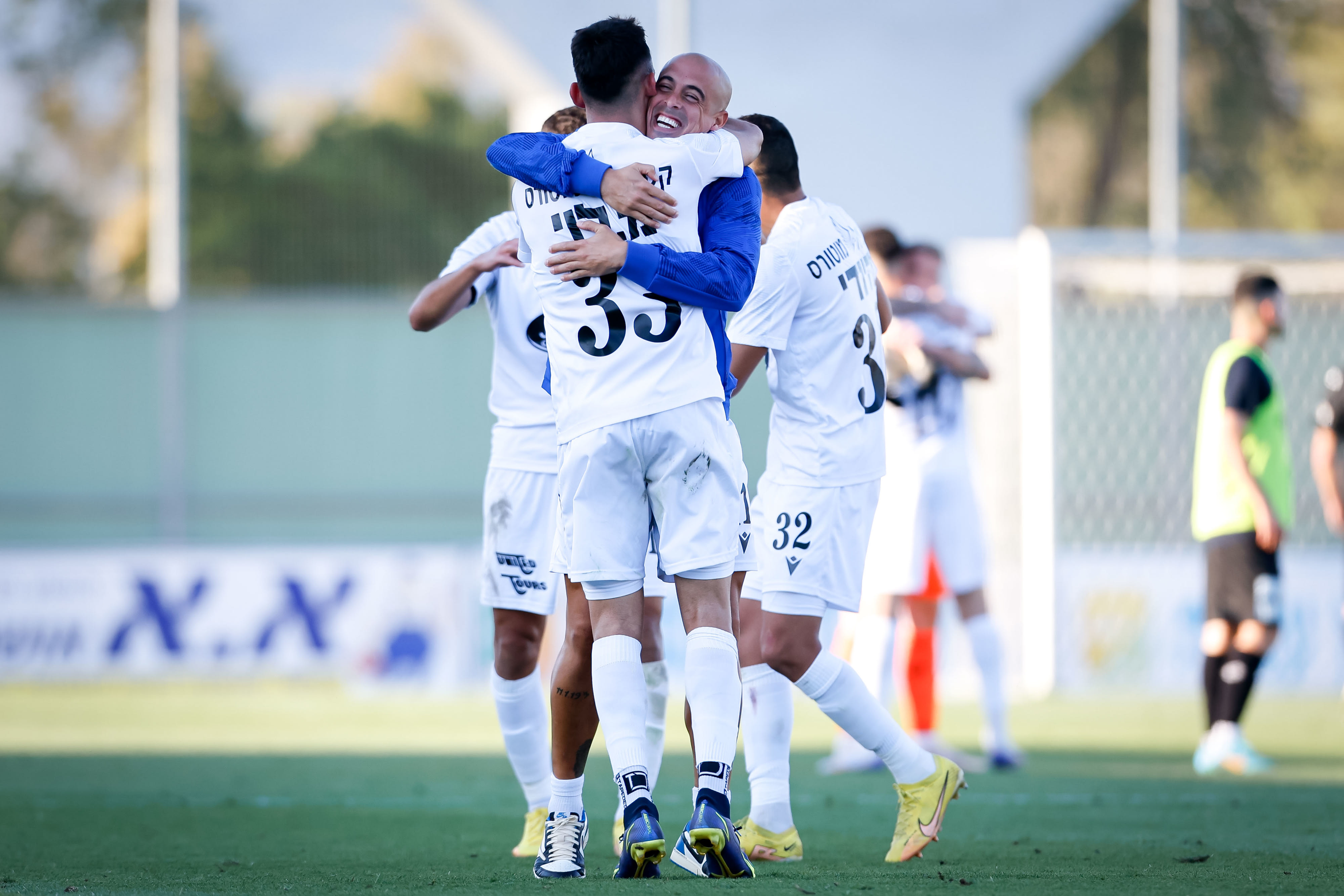 שחקן מכבי פתח תקוה טל בן חיים חוגג עם מאור לוי