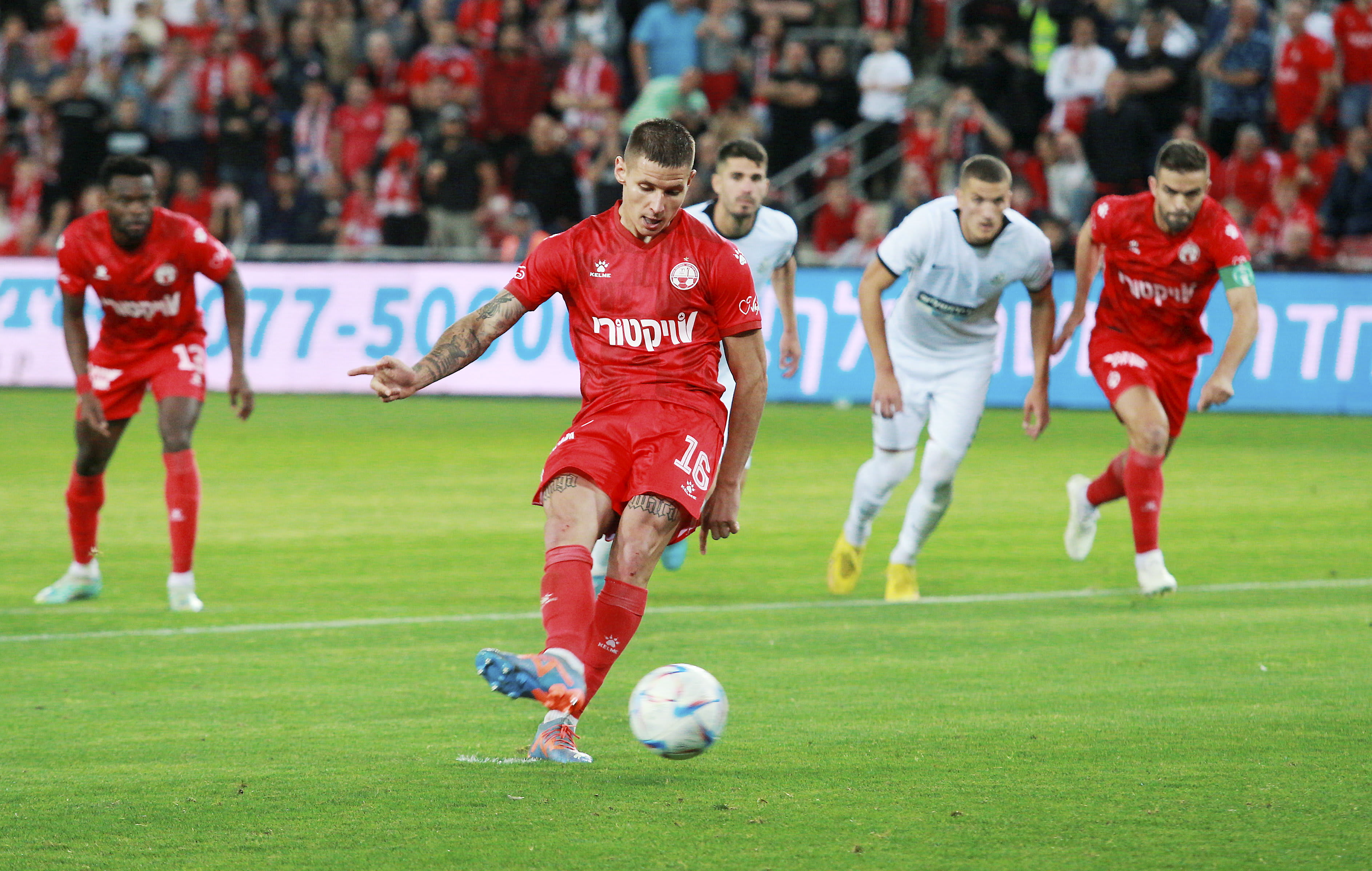 פטריק קלימלה שחקן הפועל באר שבע בועט פנדל