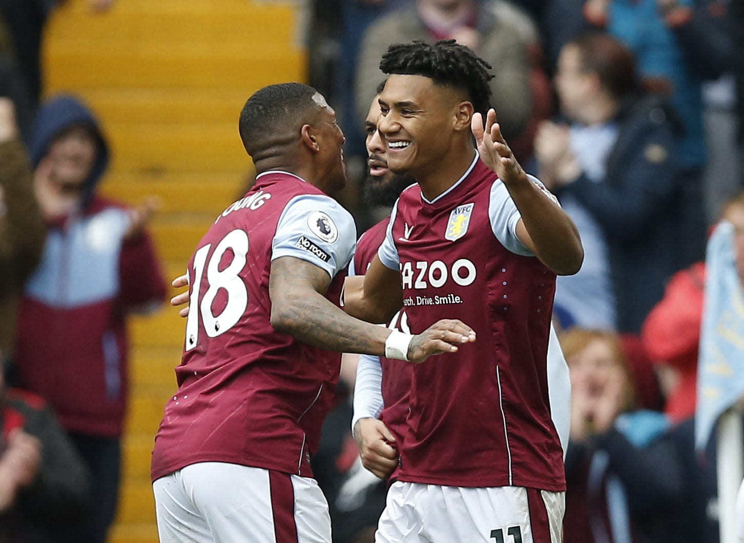 אולי ווטקינס שחקן אסטון וילה חוגג שער