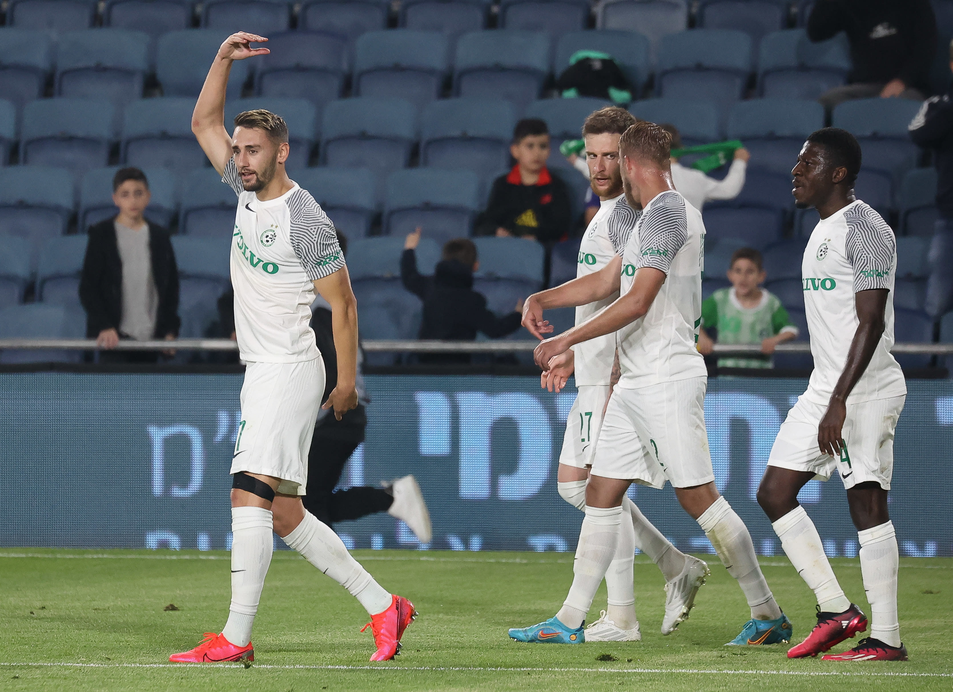 עומר אצילי שחקן מכבי חיפה חוגג שער