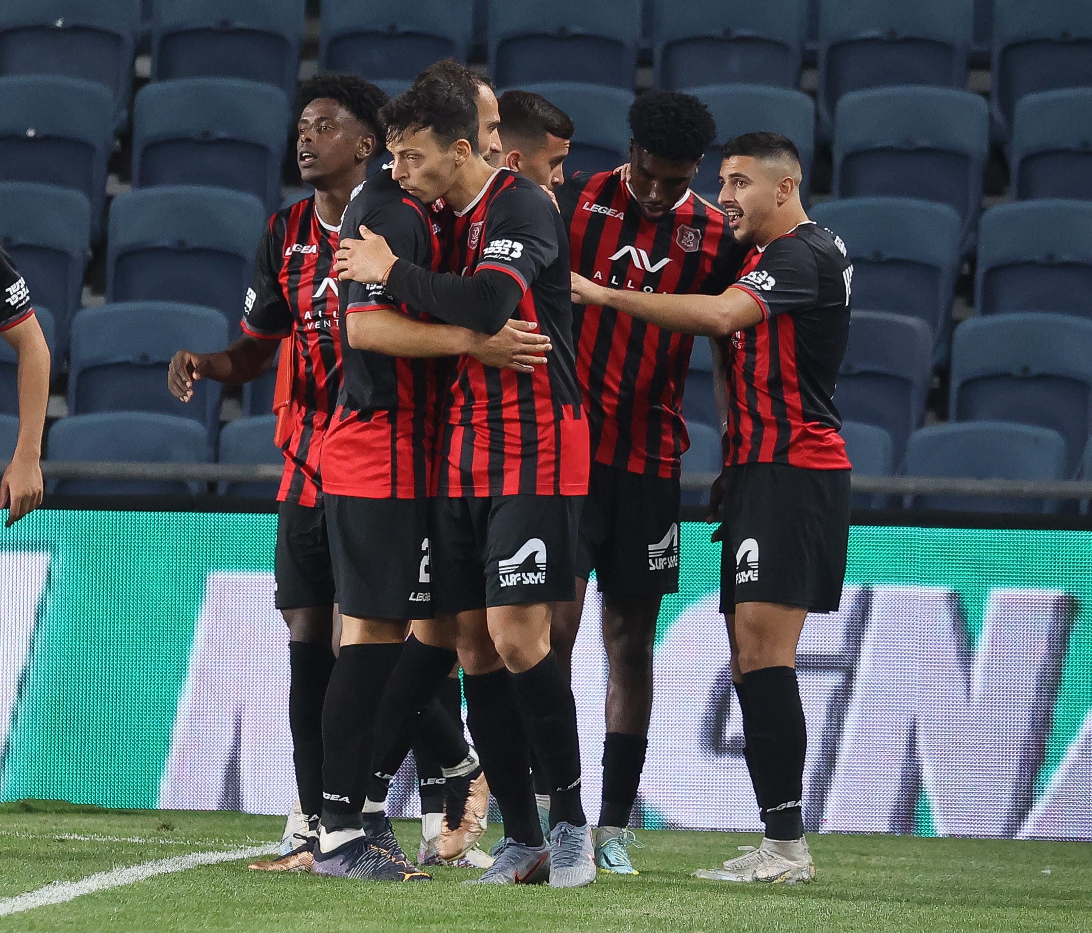 שחקני הפועל ירושלים חוגגים