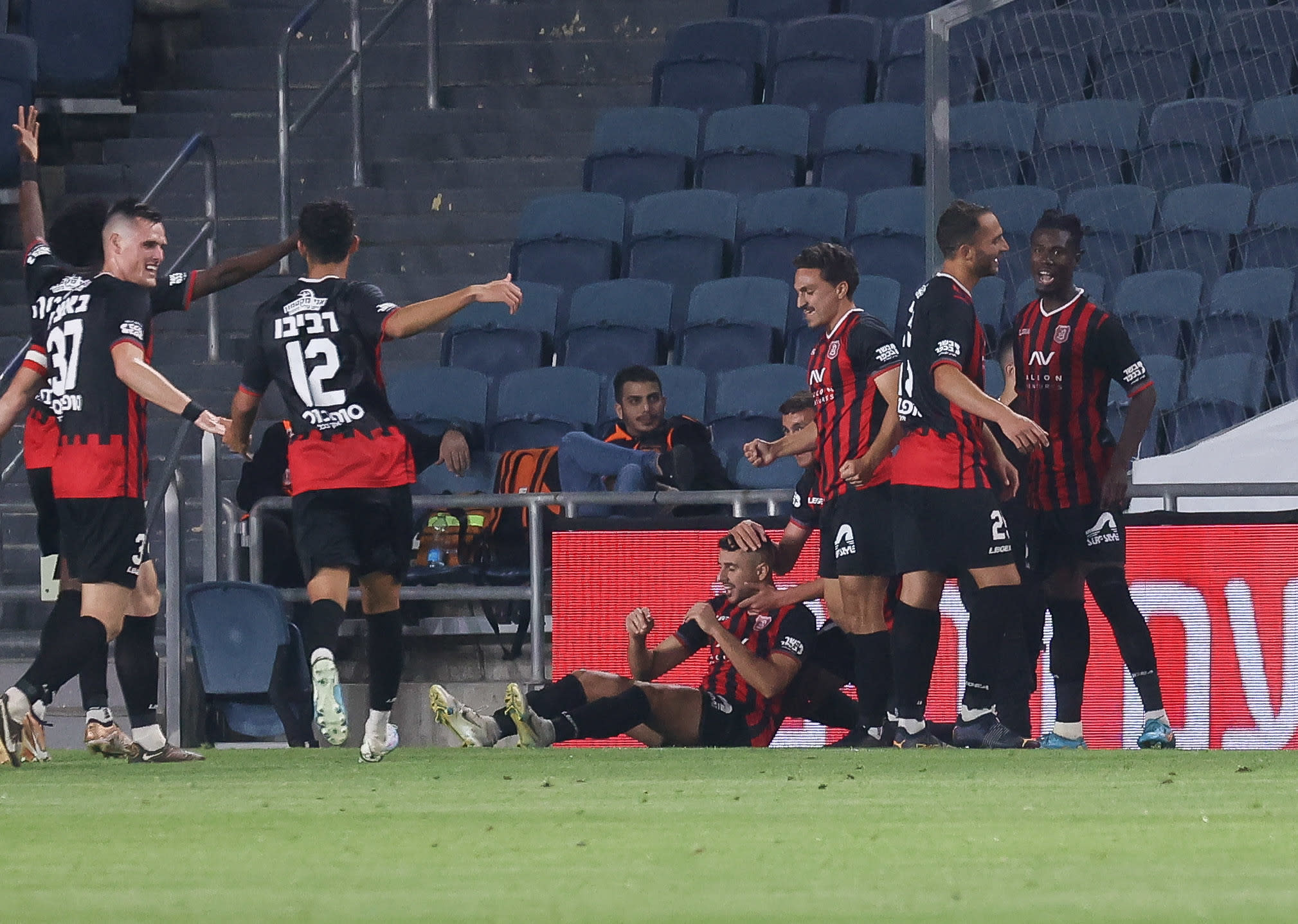 שחקני הפועל ירושלים חוגגים יחד עם אופק ביטון