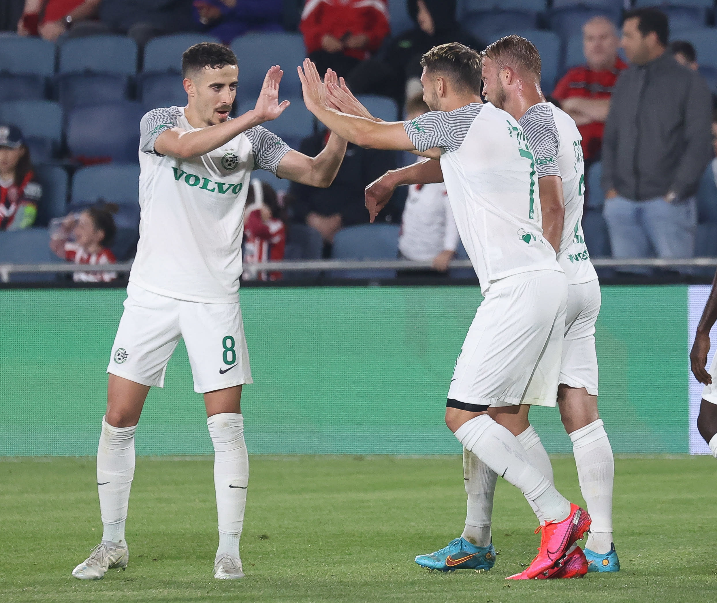 דניאל סונדגרן, עומר אצילי, דולב חזיזה שחקני מכבי חיפה חוגגים