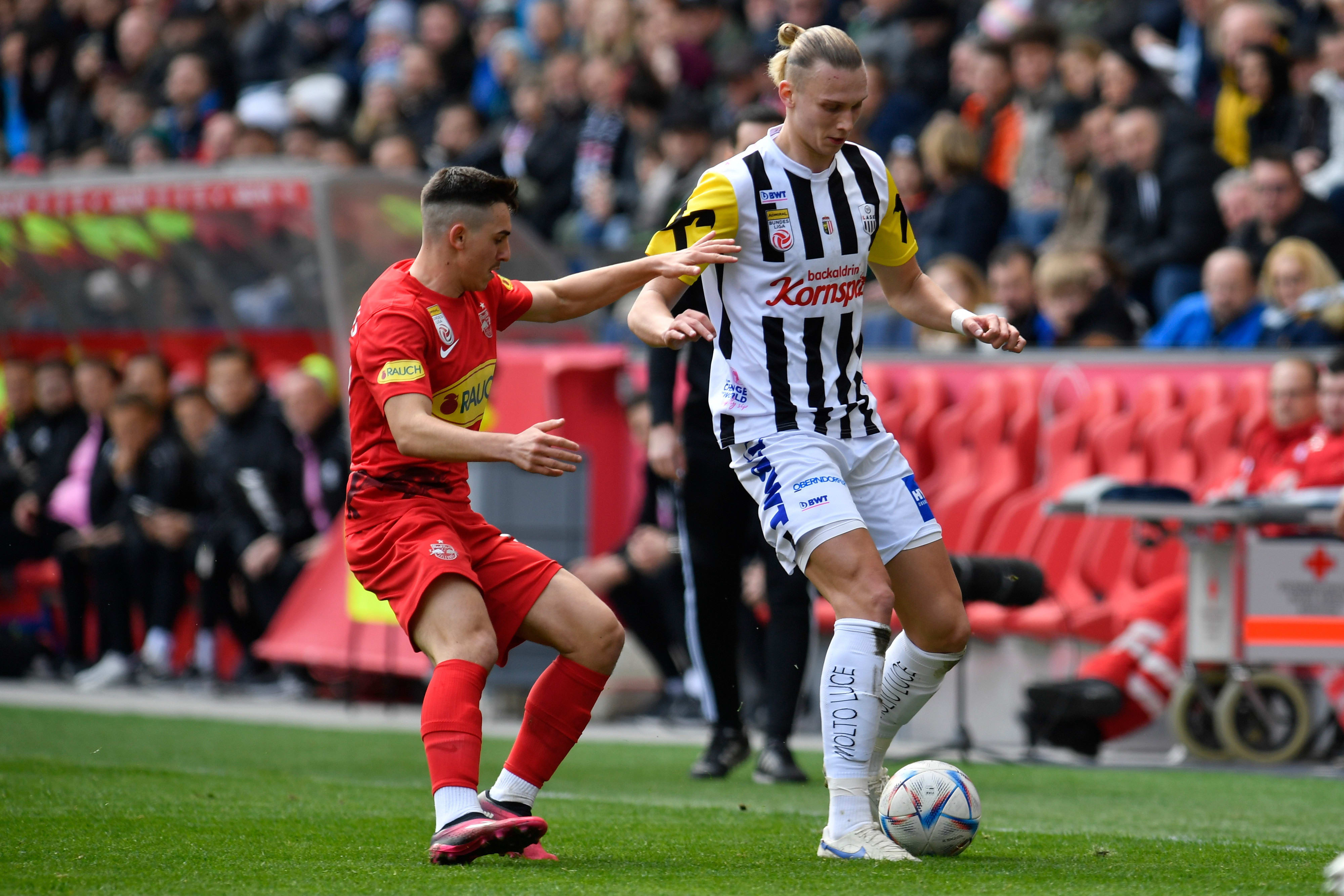 אוסקר גלוך שחקן רד בול זלצבורג מול מקסים טלוביירוב שחקן לאסק לינץ