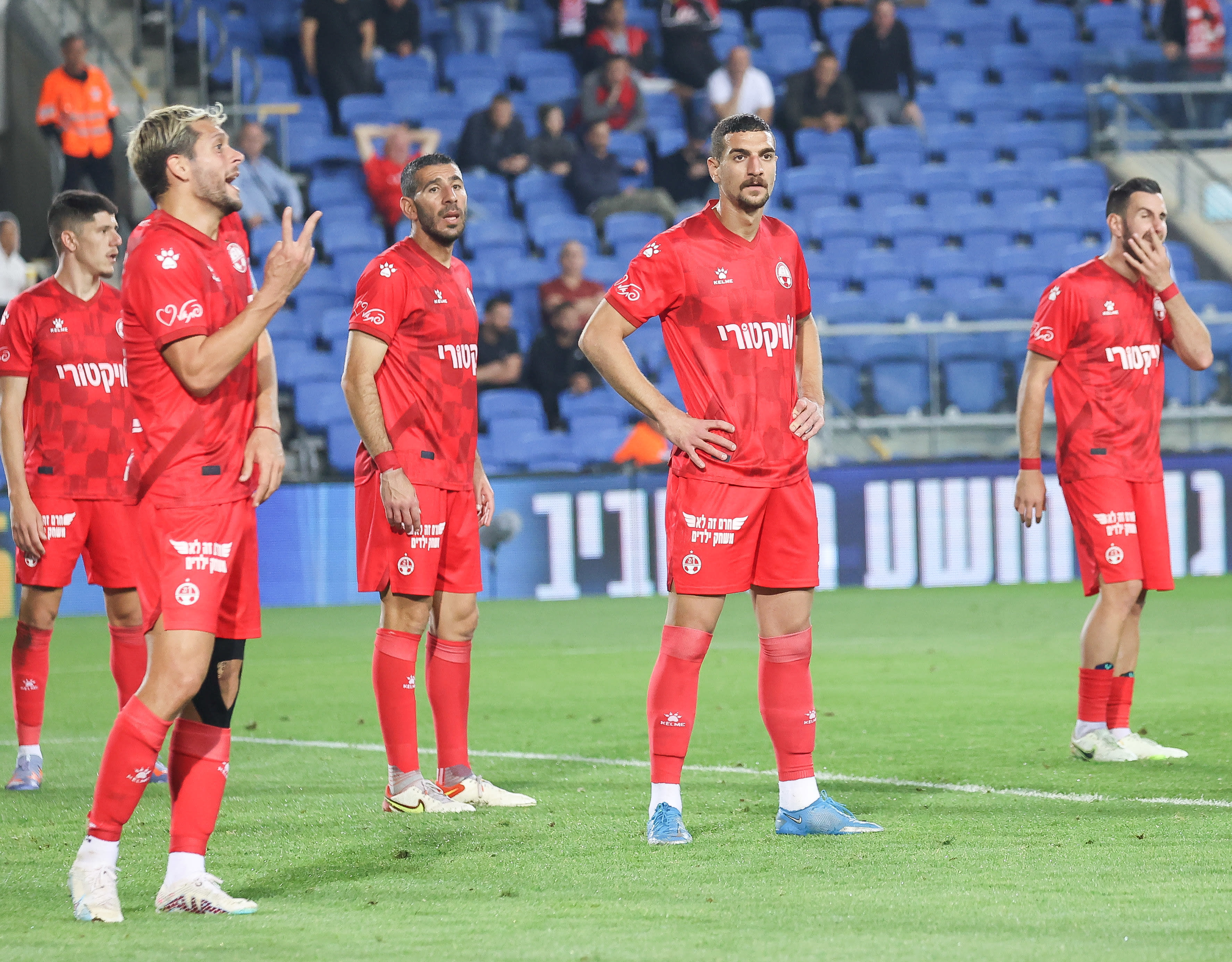 אור בלוריאן (מימין), איתן טיבי, מריאנו באריירו שחקני הפועל באר שבע