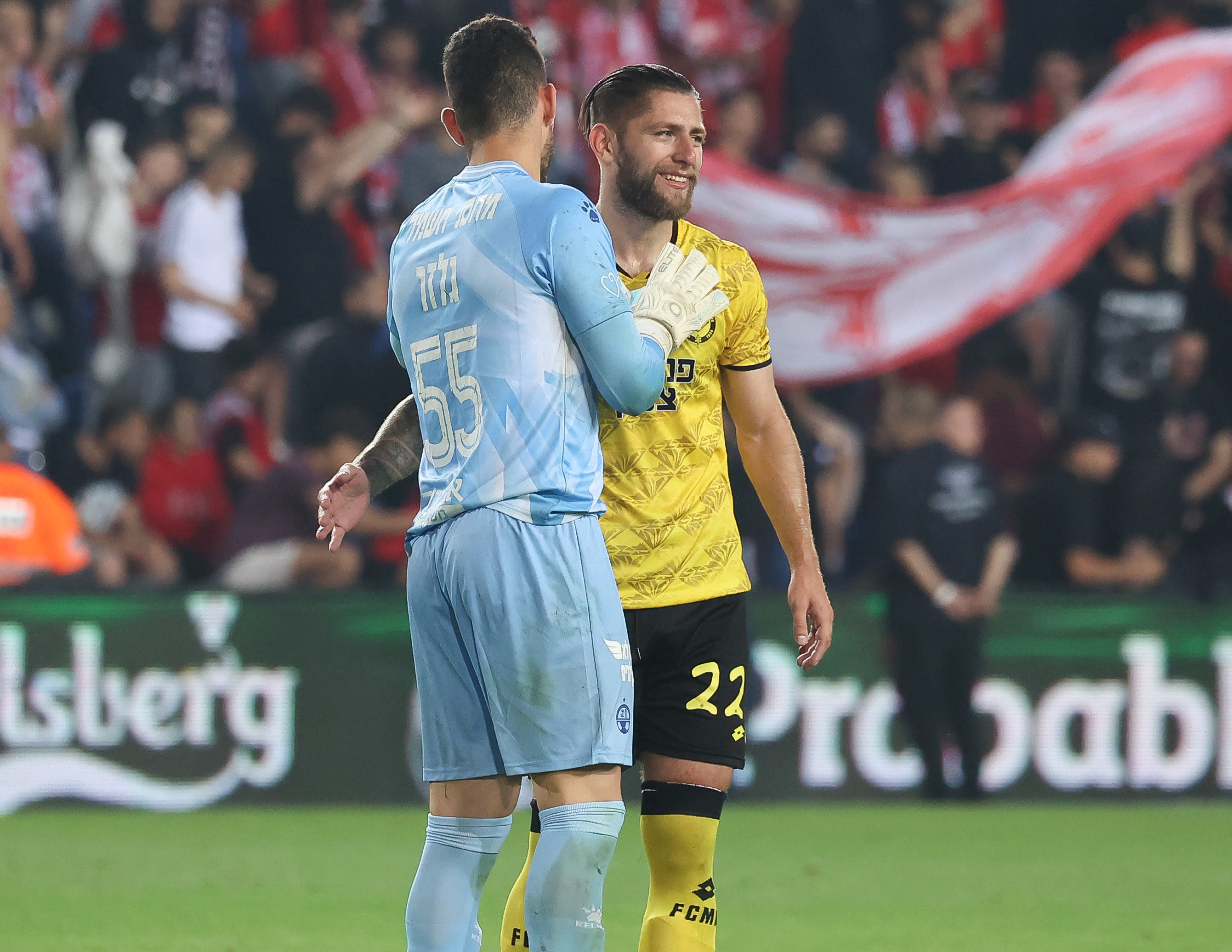 סטניסלב בילנקי שחקן מכבי נתניה עם עומרי גלזר שוער הפועל באר שבע