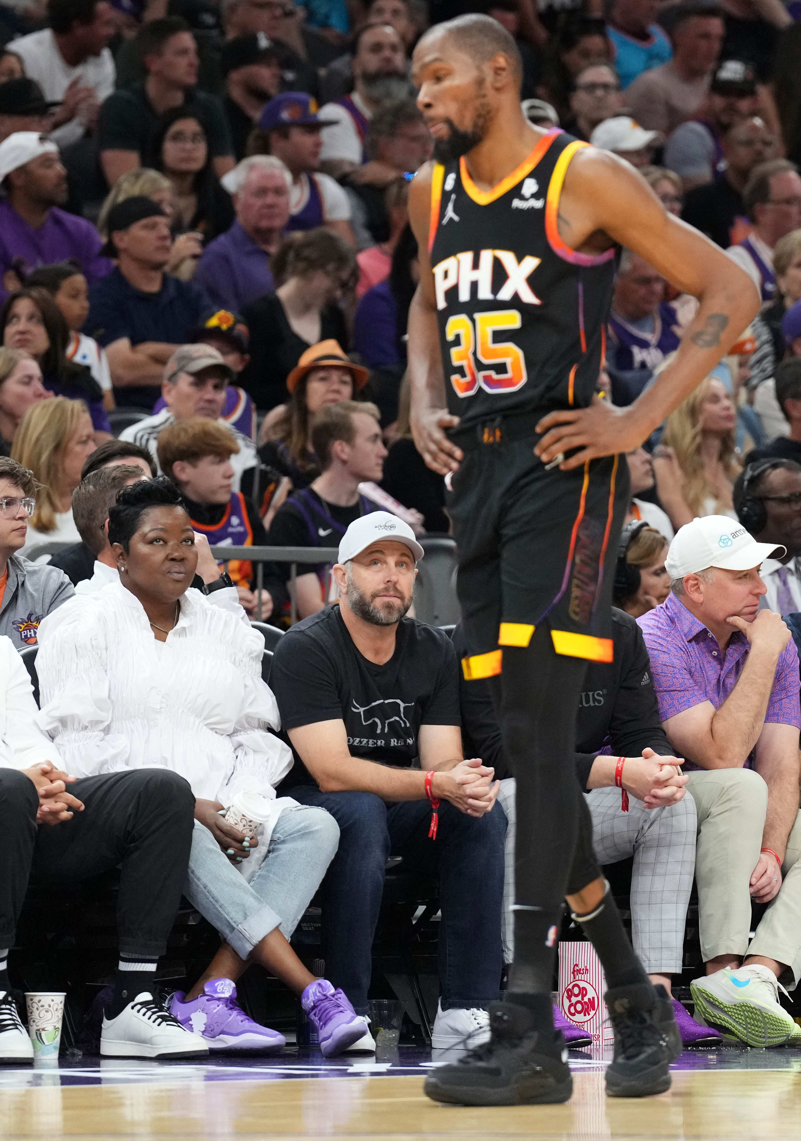 אמא של קווין דוראנט מביטה בבנה המאוכזב