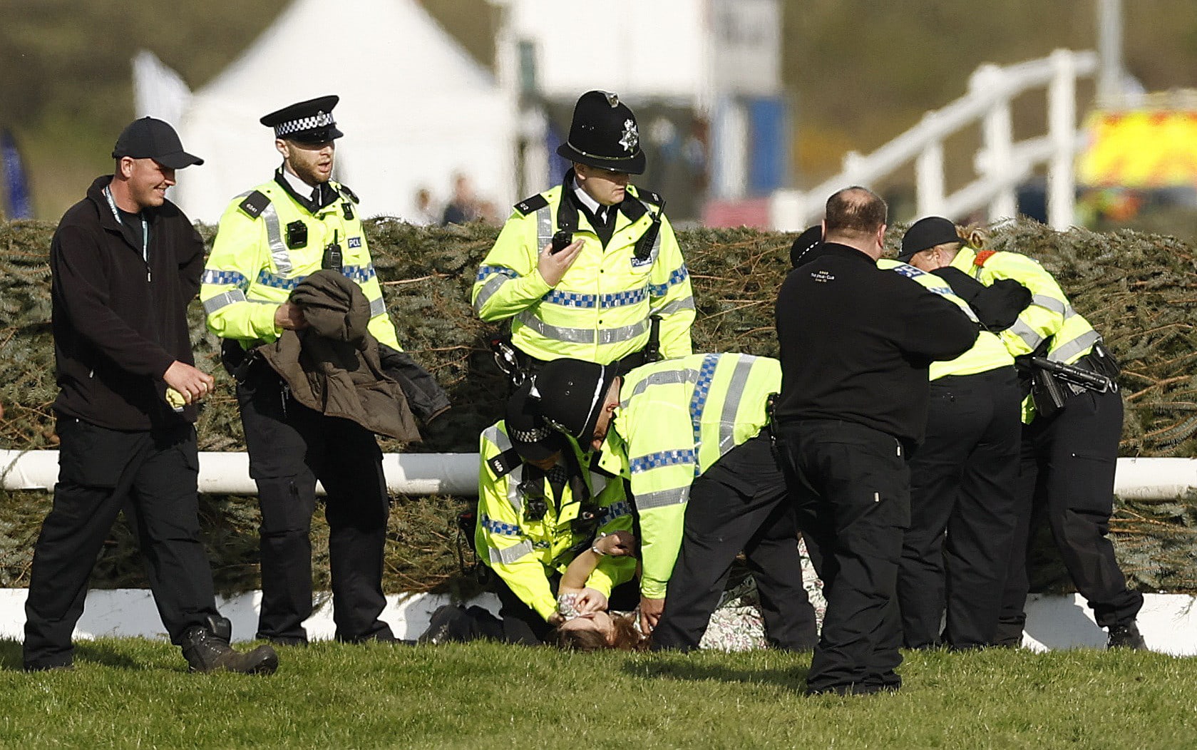 פעילים לזכויות לבעלי חיים נעצרים במירוץ סוסים בבריטניה
