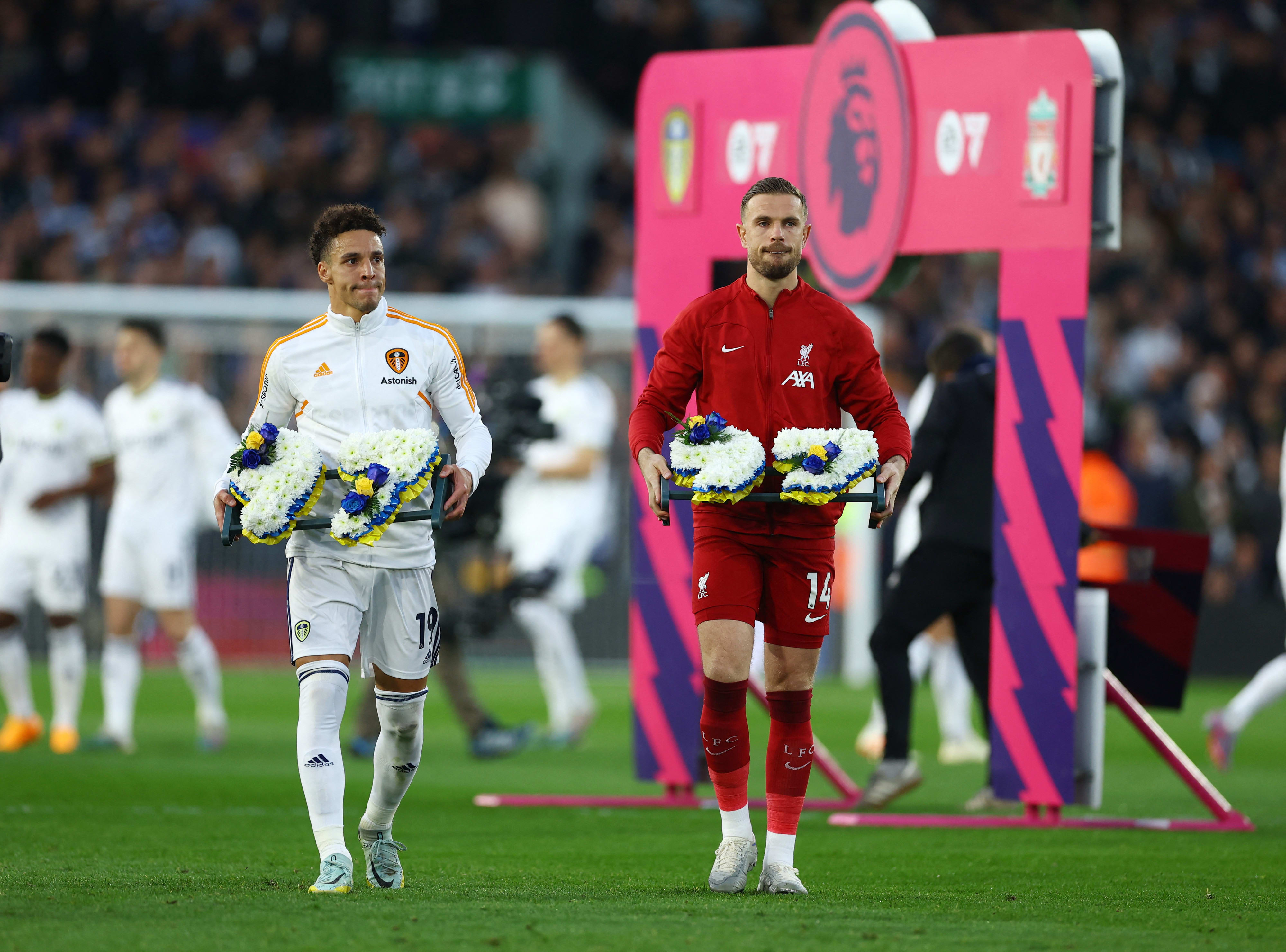 ג'ורדן הנדרסון קפטן ליברפול עם רודריגו קפטן לידס במחווה לזכר הרוגי אסון הילסבורו