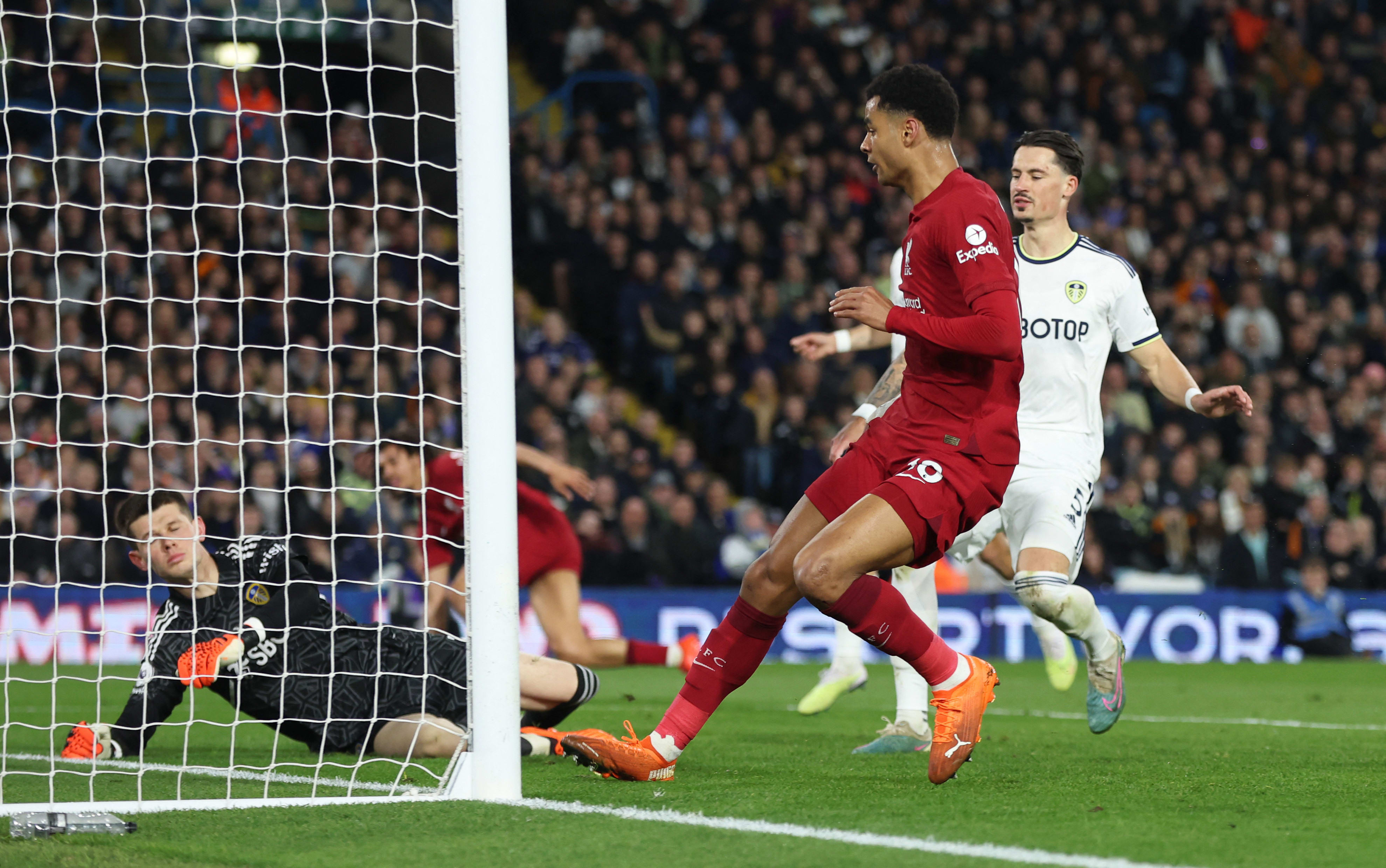 קודי גאקפו שחקן ליברפול כובש מול אילן מלייה שוער לידס