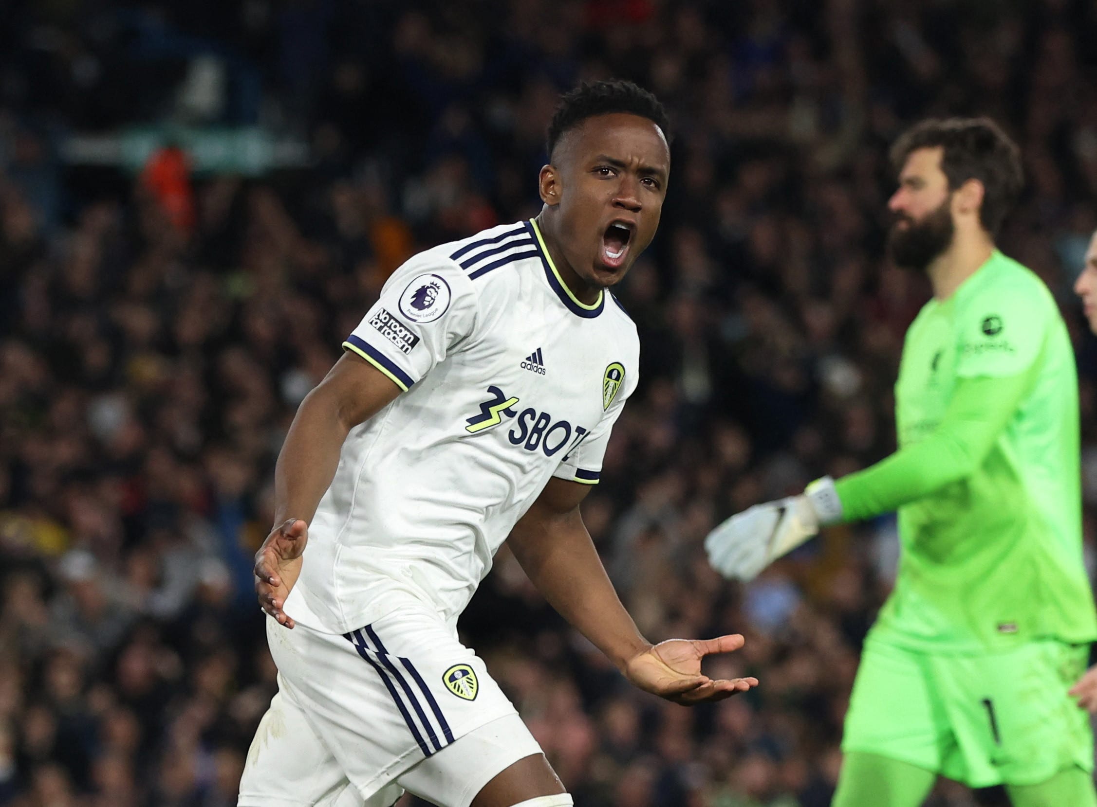 לואיס סיניסטרה שחקן לידס חוגג שער