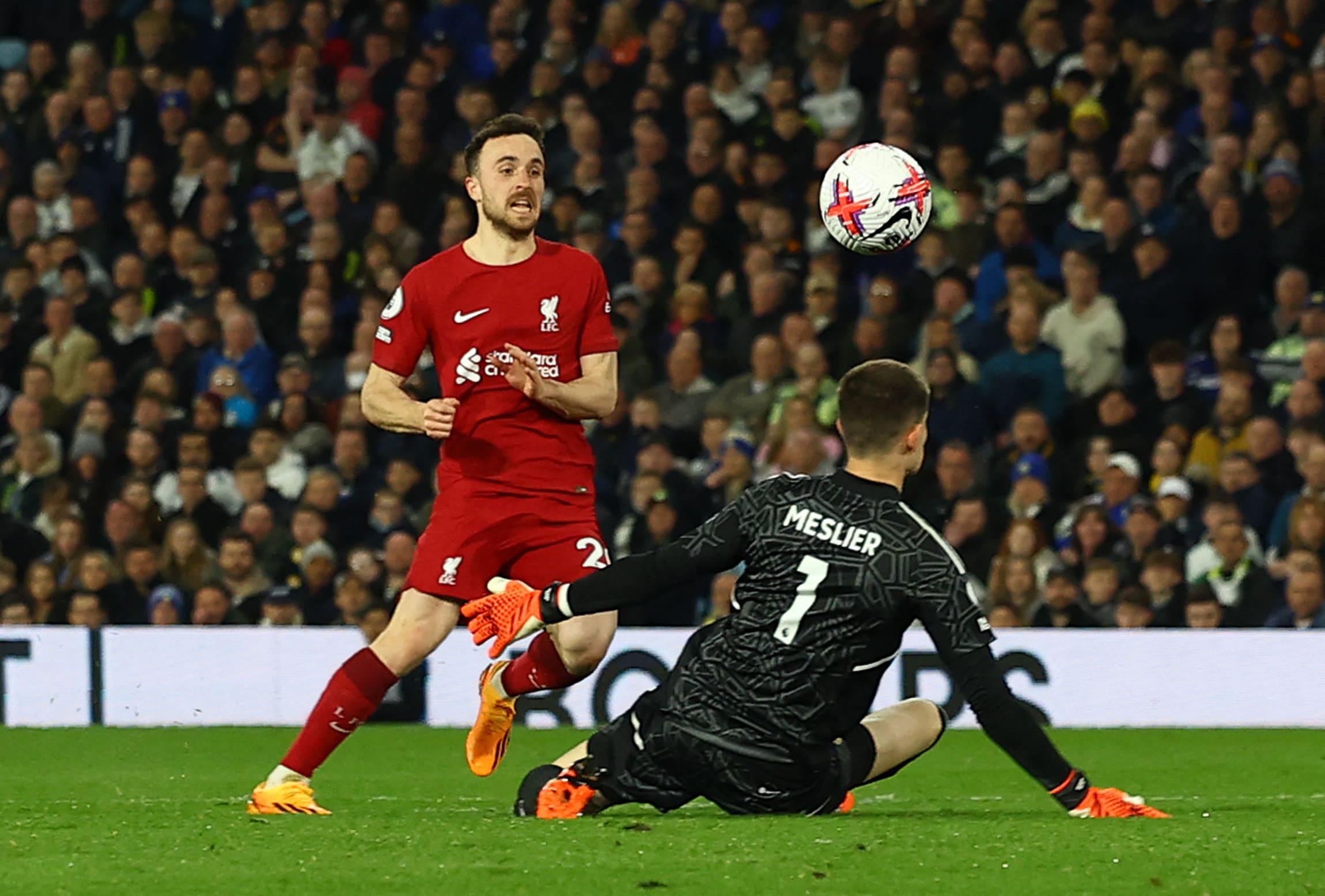 דיוגו ז'וטה שחקן ליברפול כובש מול אילן מלייה שוער לידס