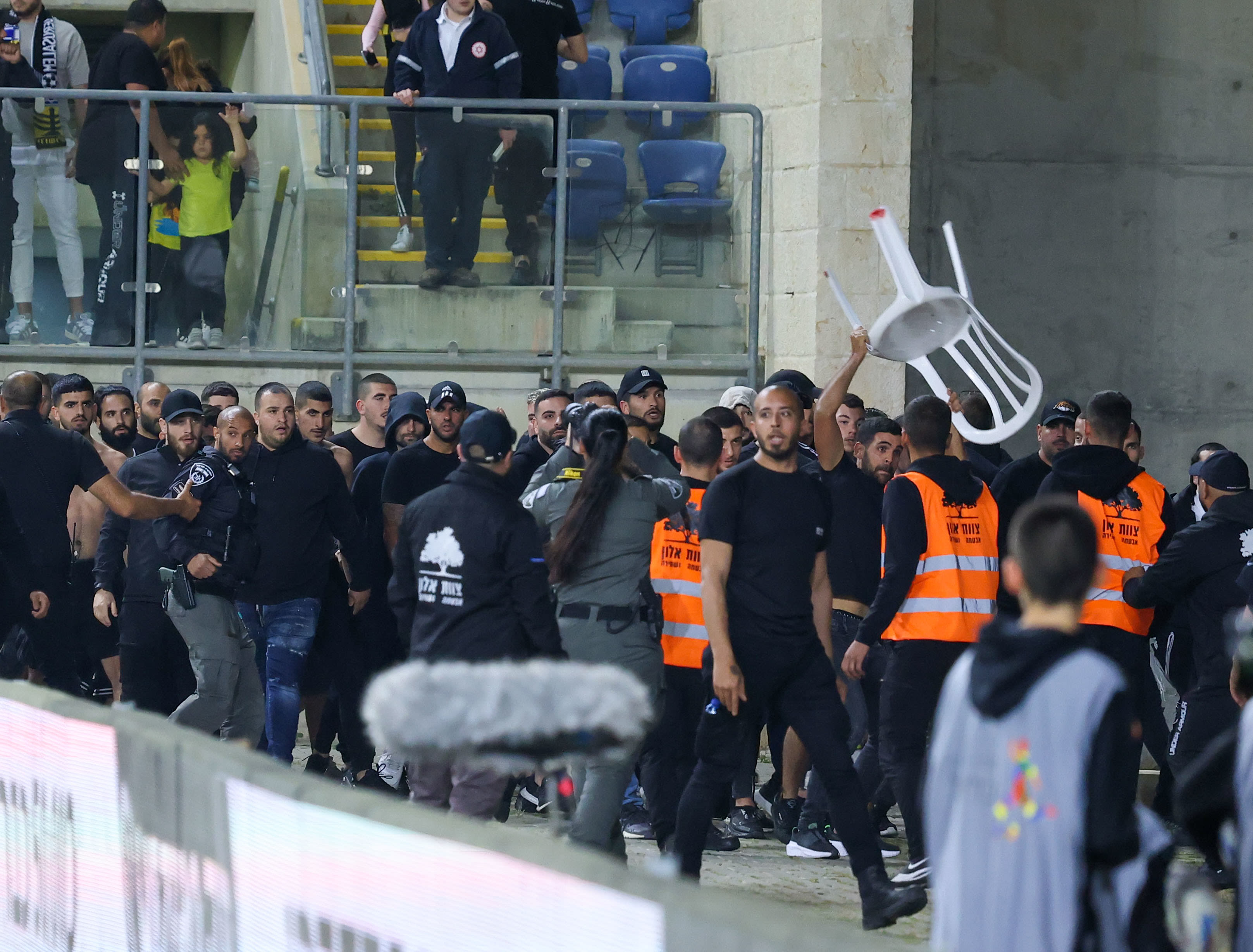 אוהדי בית"ר ירושלים מתפרעים במשחק מול בני סכנין