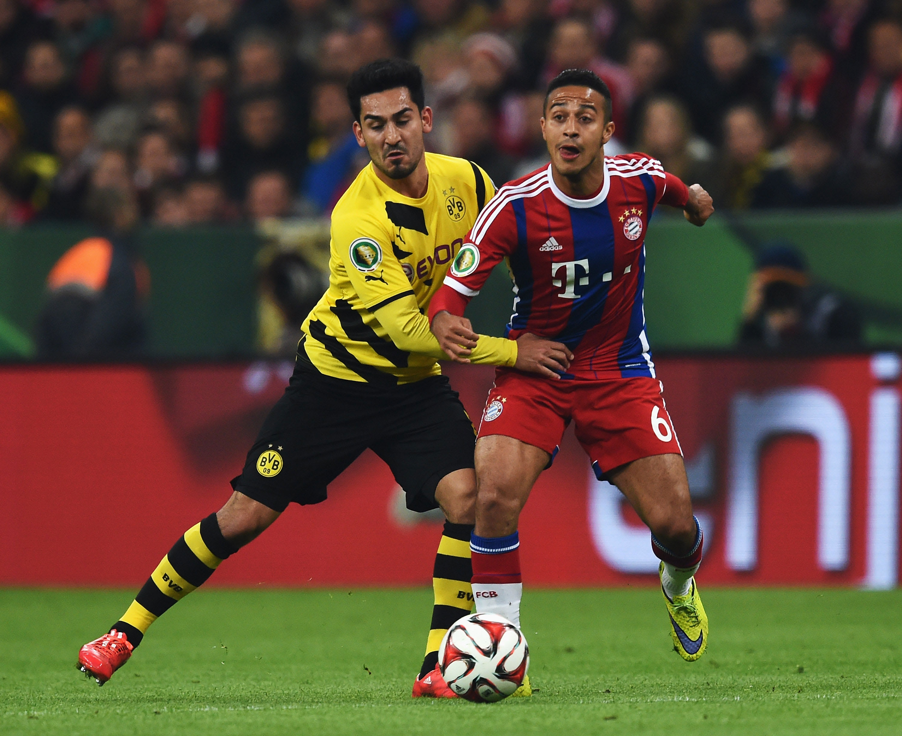 טיאגו אלקנטרה שחקן באיירן מינכן (ימין) אילקאי גונדואן שחקן דורטמונד