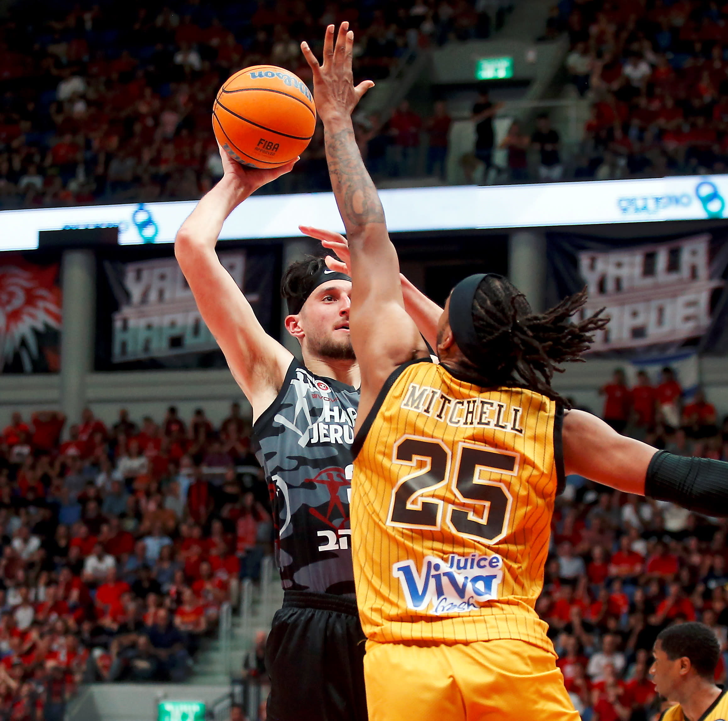 אקיל מיטשל א.א.ק אתונה מול זאק הנקינס הפועל ירושלים