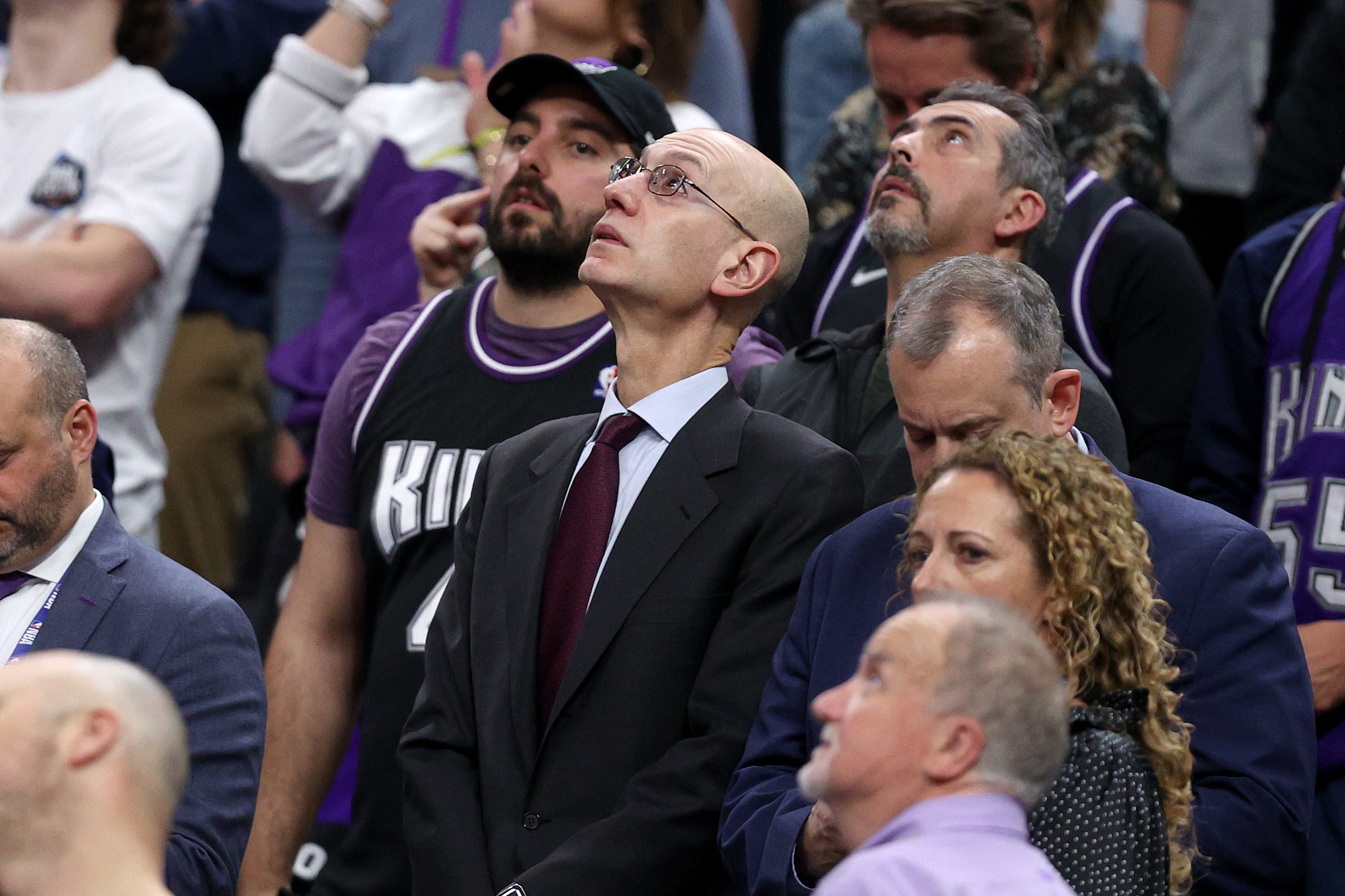 אדם סילבר באולם של סקרמנטו