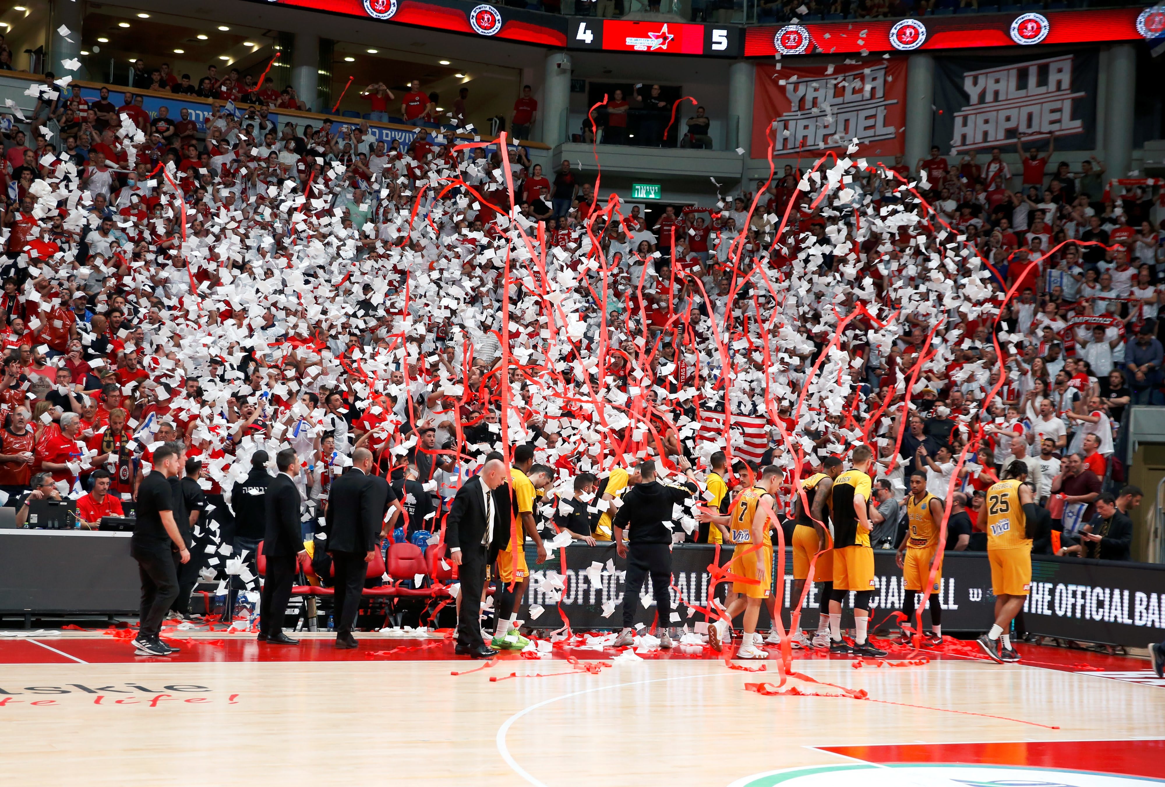 אוהדי הפועל ירושלים מעל ספסל א.א.ק אתונה