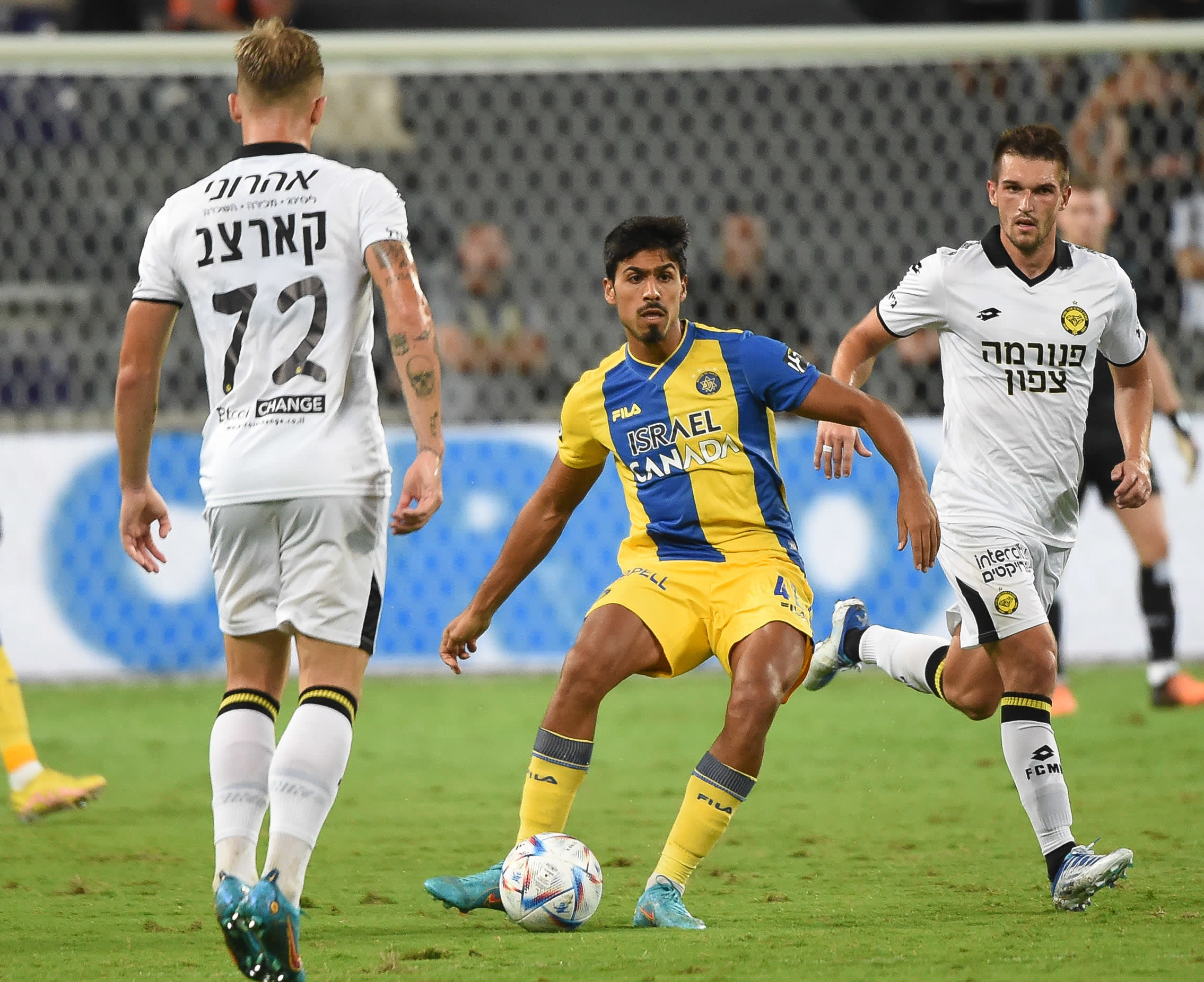 שחקן מכבי תל אביב דור פרץ מול שחקן מכבי נתניה איגור זלאטנוביץ'