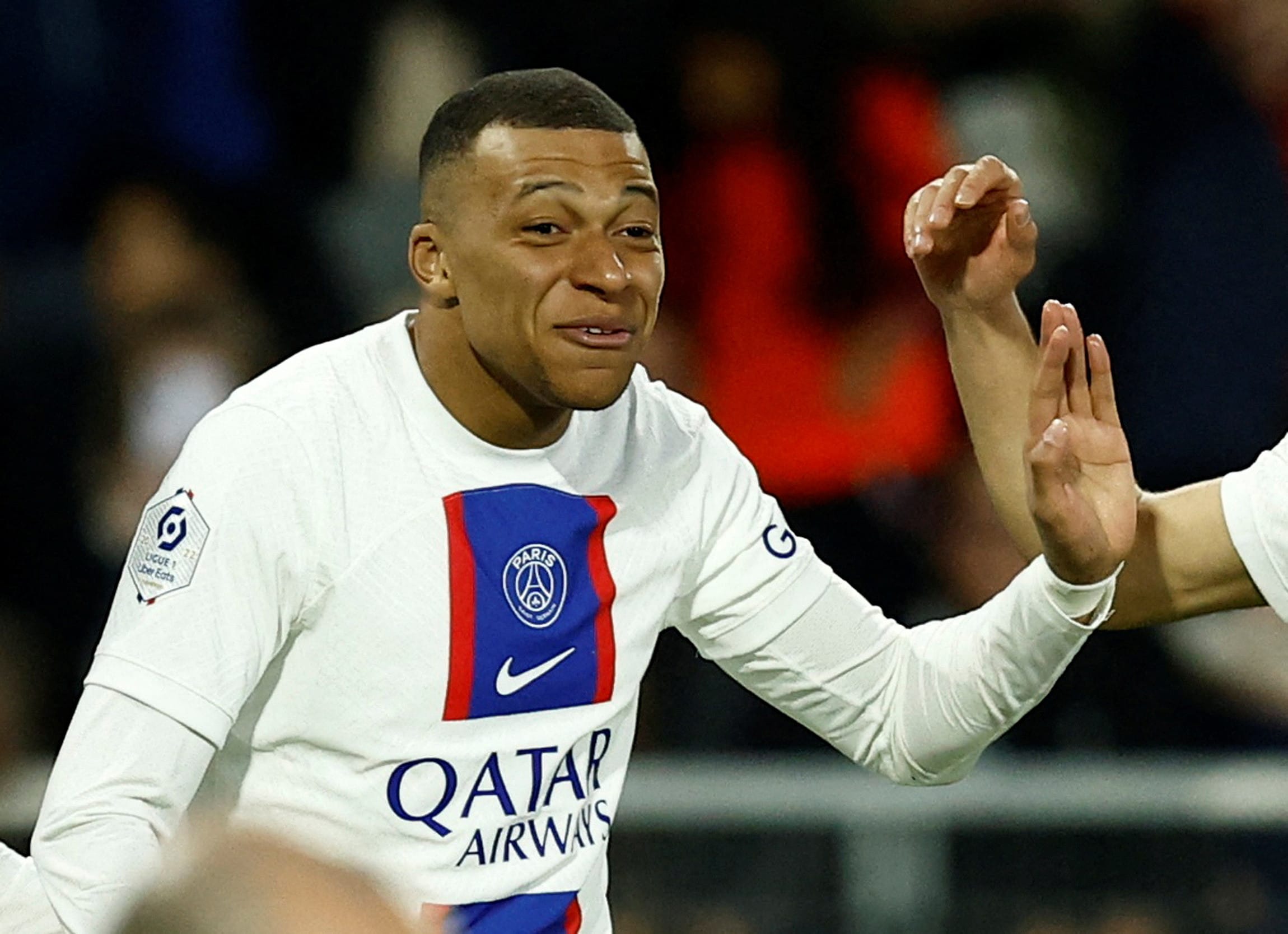 שחקן פריז סן ז'רמן חוגג עם ליאונל מסי