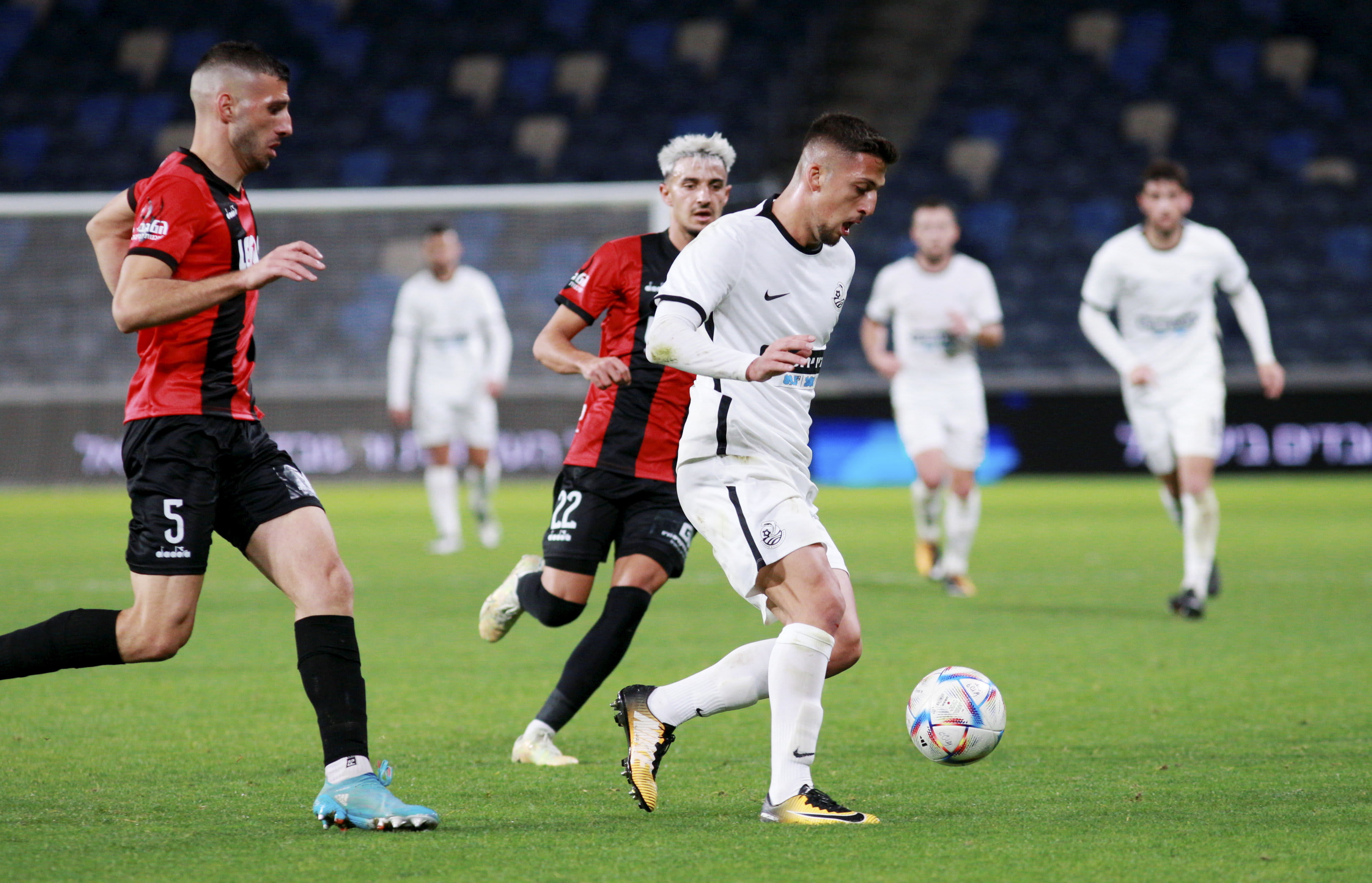 שביט מזל שחקן מ.ס. אשדוד לפני גיא מזרחי, קונסטנטינוס סוטיריו שחקני הפועל חיפה