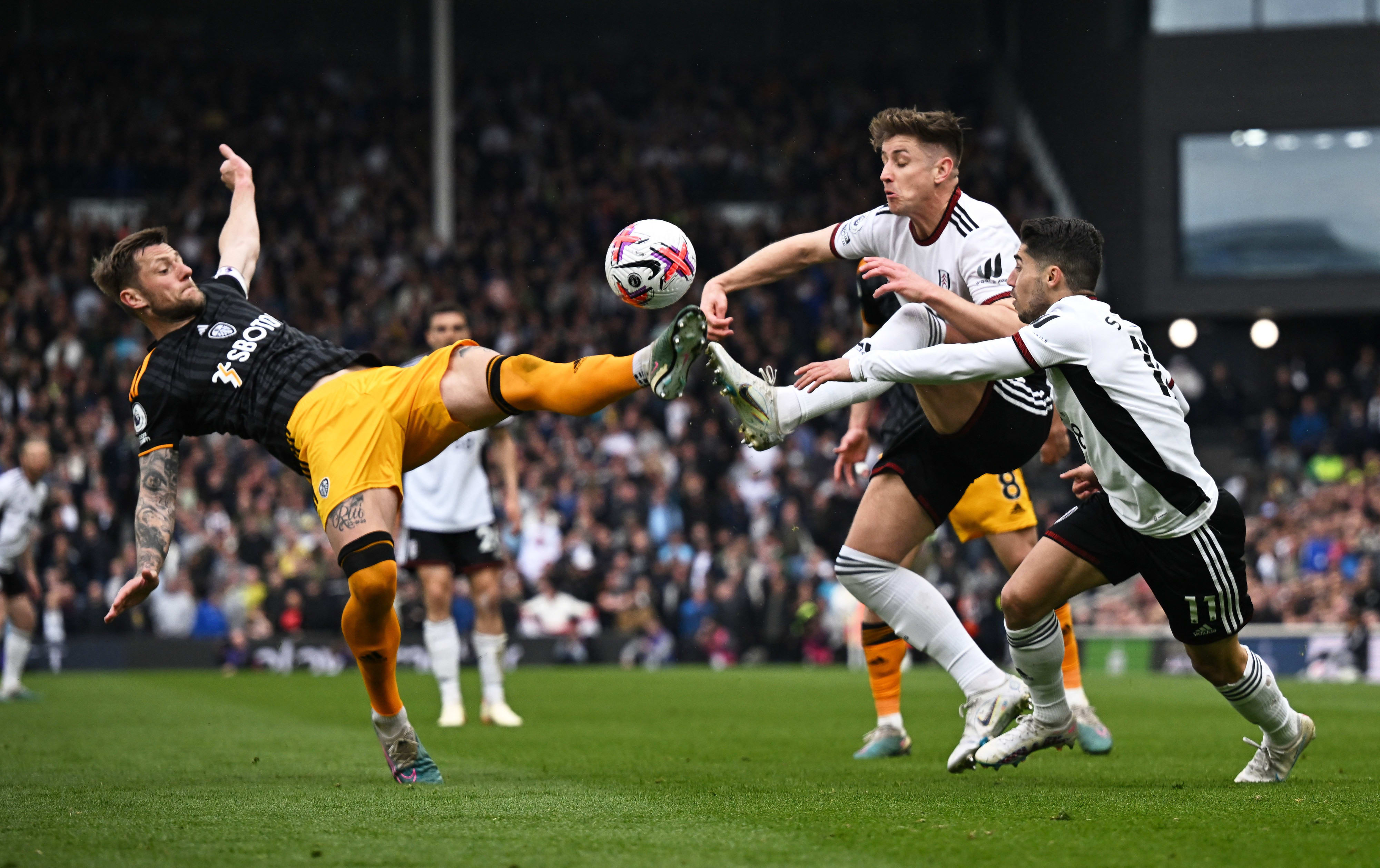 שחקן פולהאם מנור סולומון לצד טום קיירני, שחקן לידס ליאם קופר