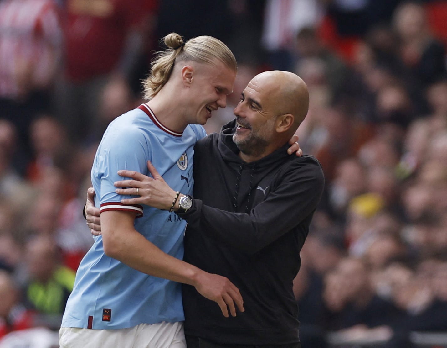 מאמן מנצ'סטר סיטי פפ גווארדיולה מברך את ארלינג הולאנד