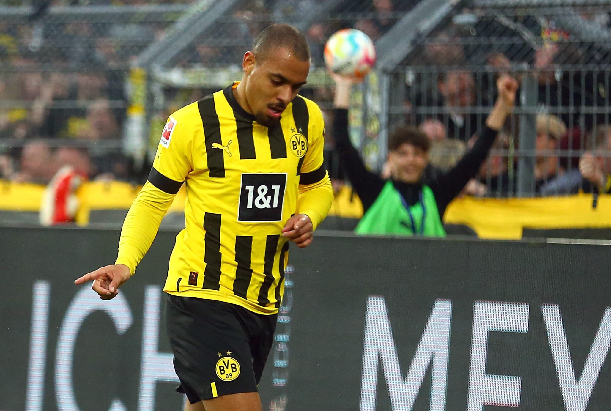 דונייל מאלן שחקן בורוסיה דורטמונד חוגג שער