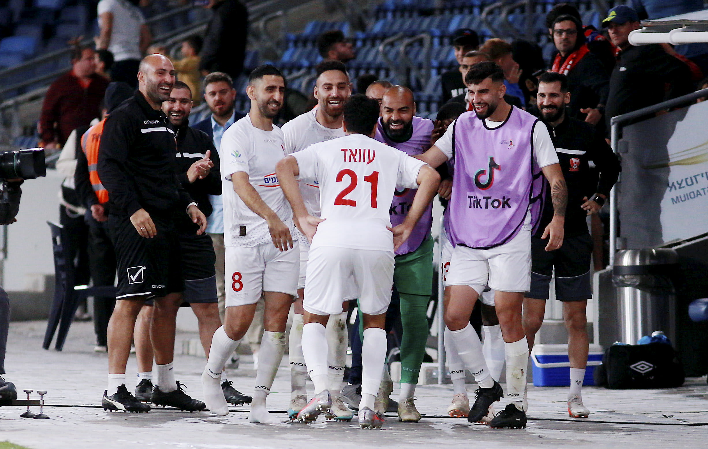 מוחמד עוואד שחקן בני סכנין חוגג עם חבריו